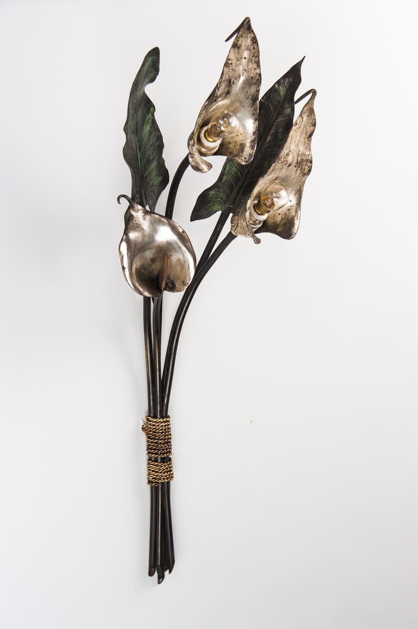 Early 20th Century Exceptional and Rare White Calla Lilies Wall Lamp, circa 1900s