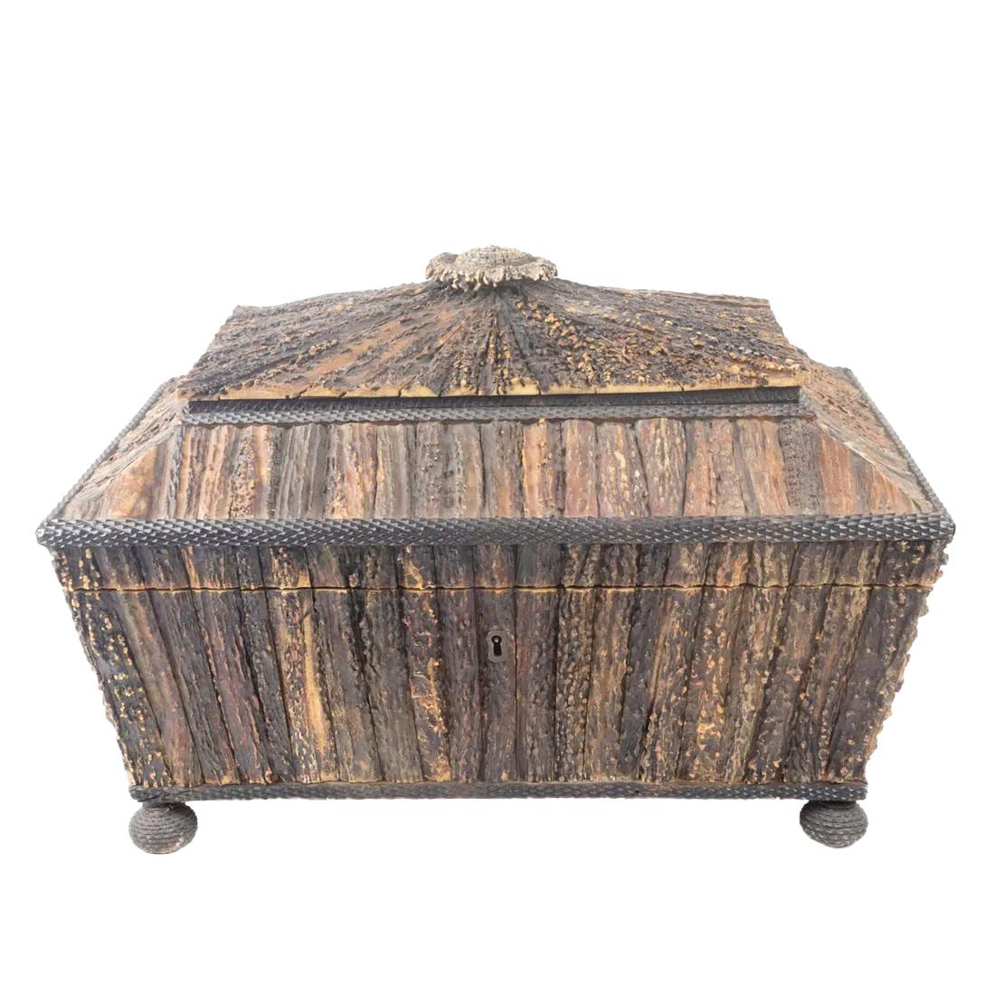 Ein ungewöhnlich großer, mit Hirschhorn furnierter Nähkasten aus Sandelholz aus Vizagapatam, Indien. Diese große, angepasste Kiste im Regency-Stil hat konisch zulaufende Seiten und einen zweistufigen, abgeschrägten Deckel, die alle mit Furnier aus