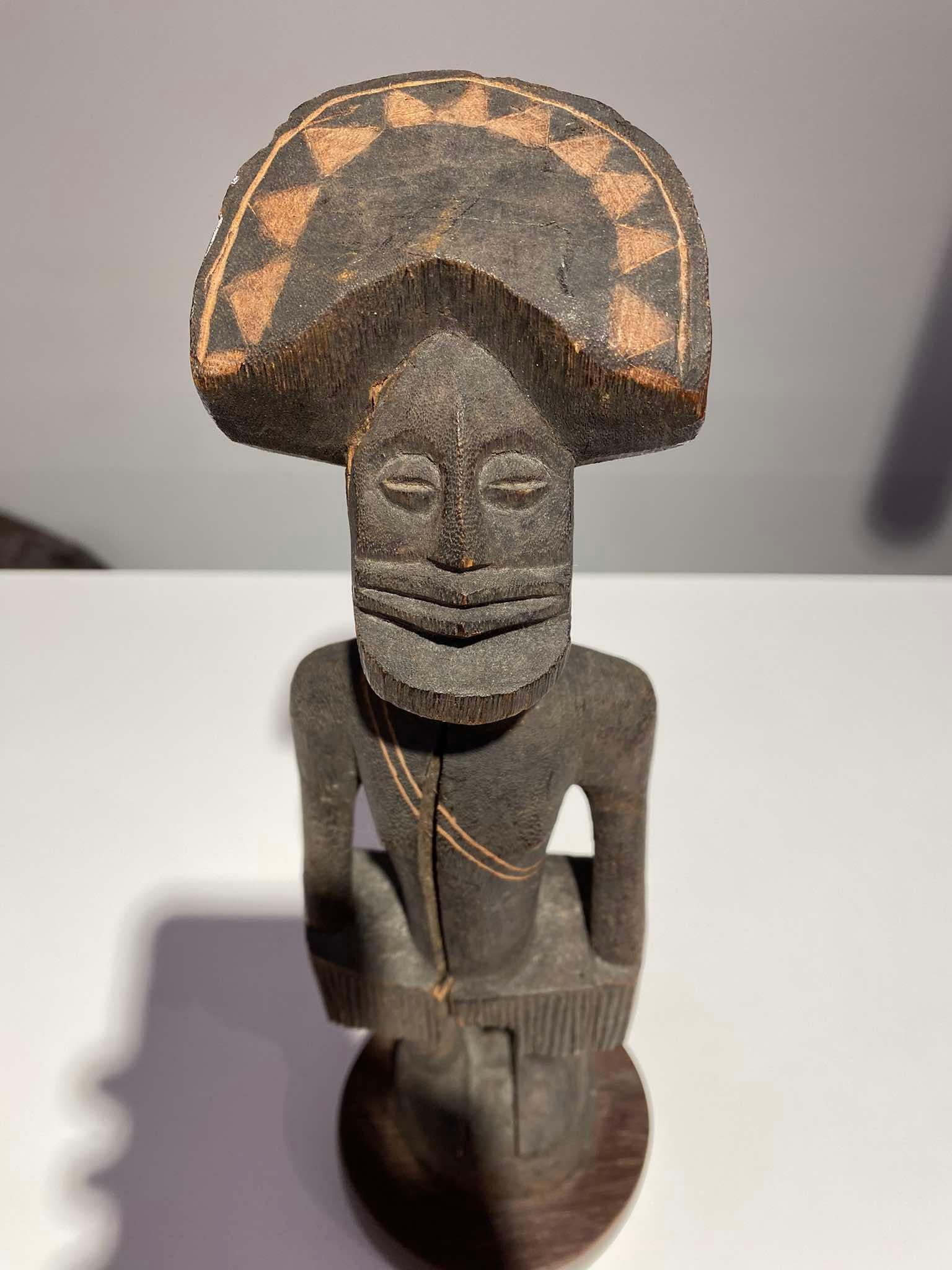 Exceptional anthropomorphic statue from the Tshokwe / Chokwe tribe DR Congo / Angola
Tribe : Tshokwe / Chokwe 
Country of origin : DR Congo / Angola
Period: 1900-1920
Height: 34 cm
Very good condition 

This particular statue represents a masked