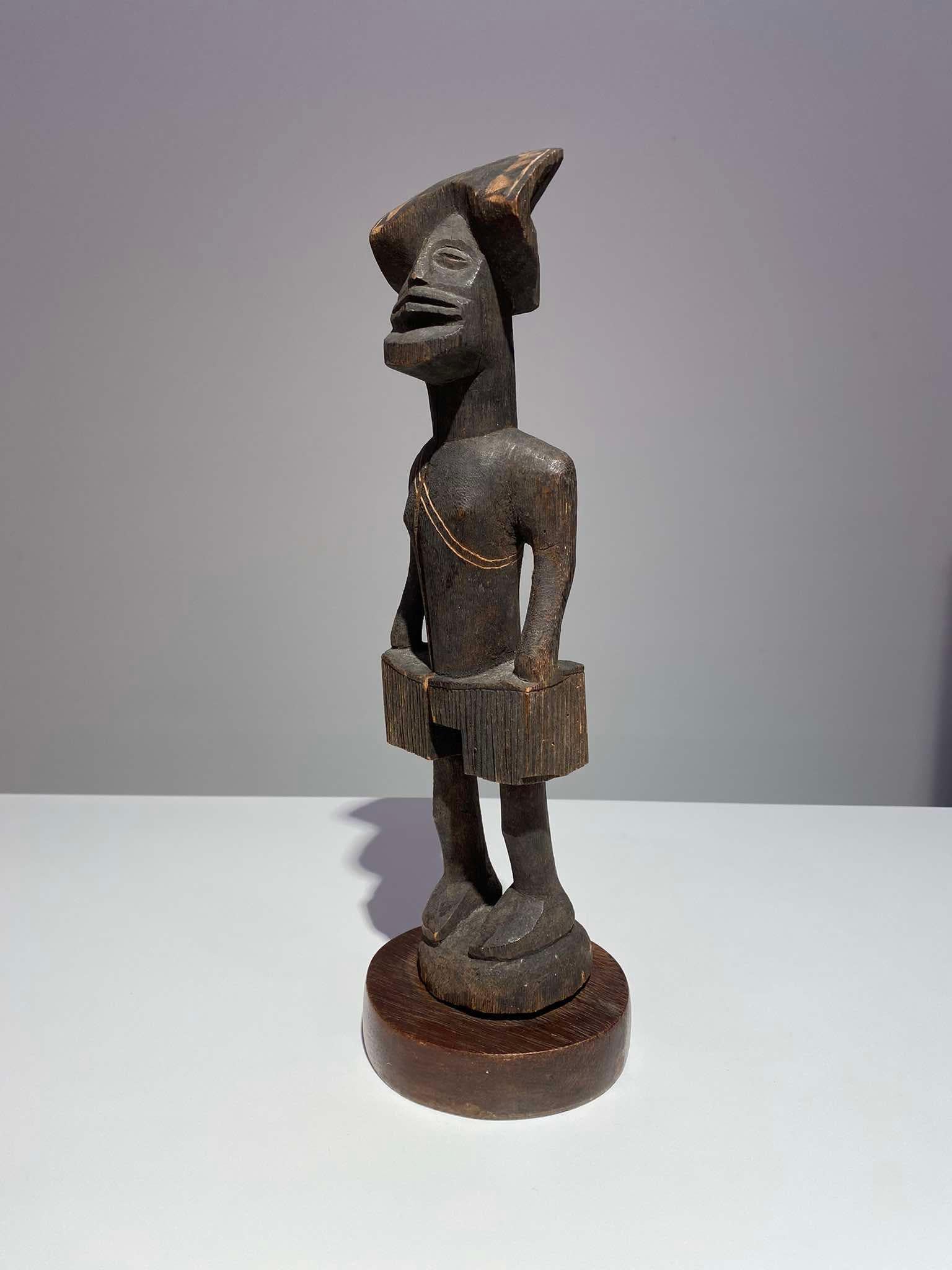 Exceptional Anthropomorphic Statue Tshokwe Chokwe Tribe Congo 19th Angola In Good Condition For Sale In Leuven, BE