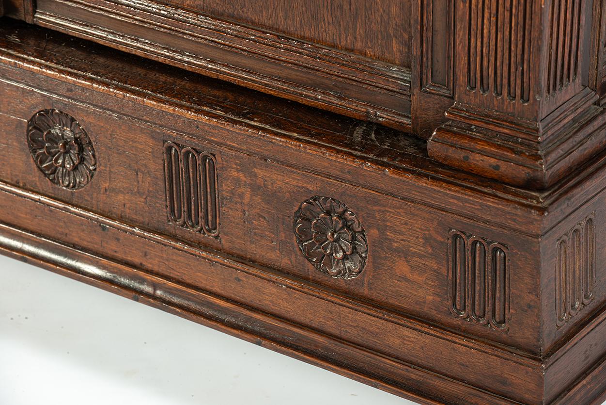 Exceptionnel Cabinet à Portail en chêne ancien 18ème siècle Renaissance hollandaise de l'âge d'or en vente 10
