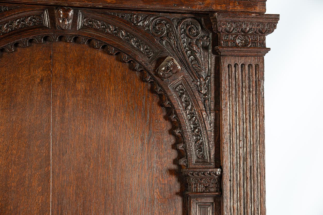Exceptionnel Cabinet à Portail en chêne ancien 18ème siècle Renaissance hollandaise de l'âge d'or en vente 11