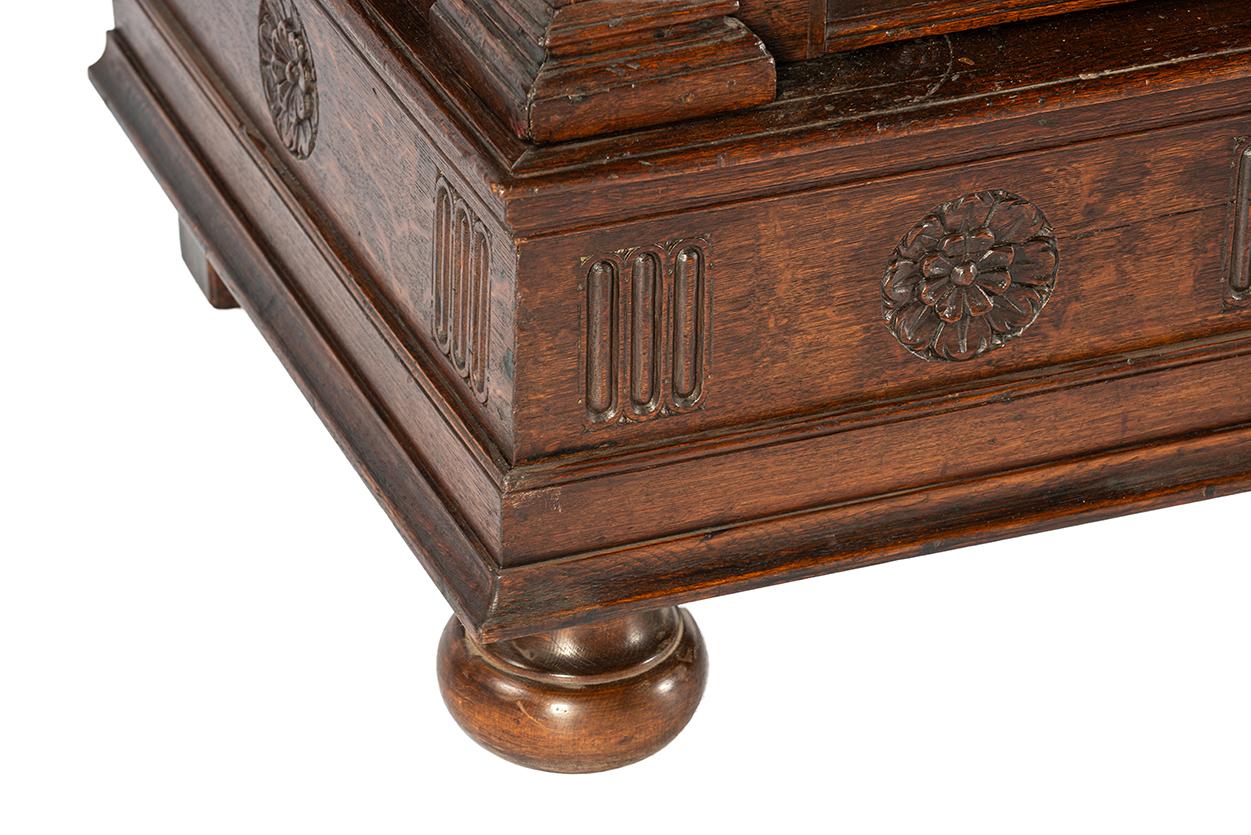Exceptionnel Cabinet à Portail en chêne ancien 18ème siècle Renaissance hollandaise de l'âge d'or en vente 13