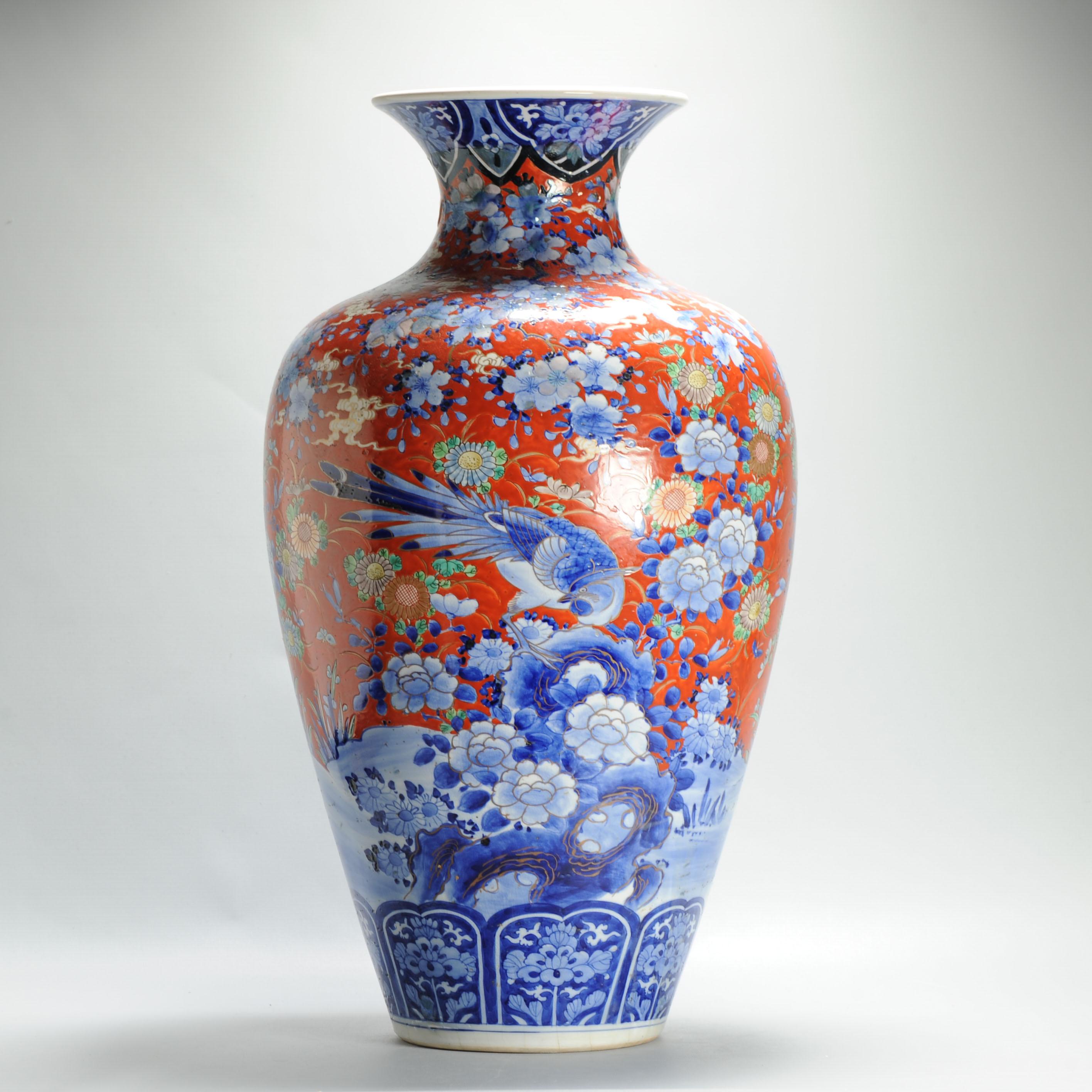 Meiji Eccezionale vaso antico in porcellana giapponese del XIX secolo con uccelli e fiori. Rosso in vendita