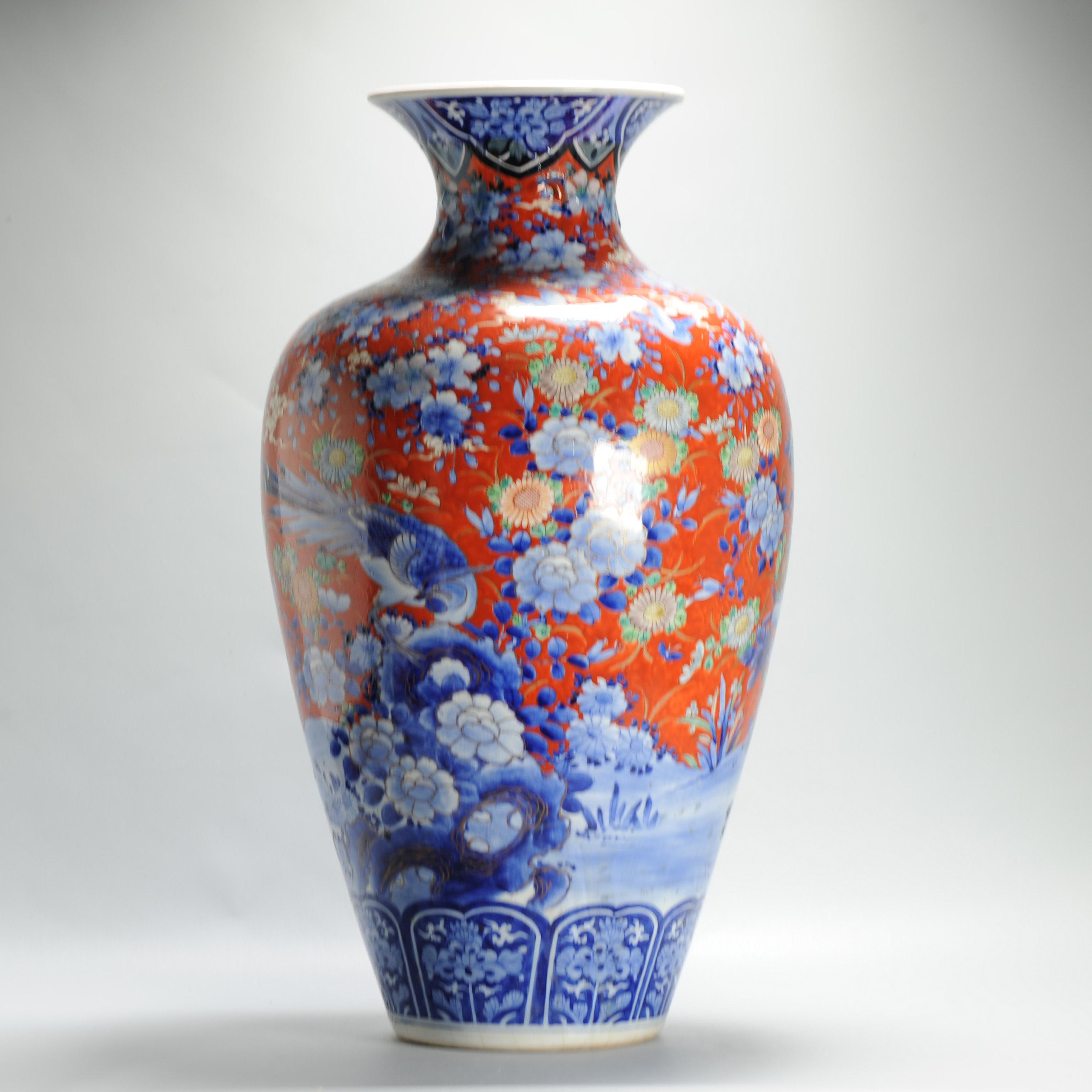 Asiatico Eccezionale vaso antico in porcellana giapponese del XIX secolo con uccelli e fiori. Rosso in vendita