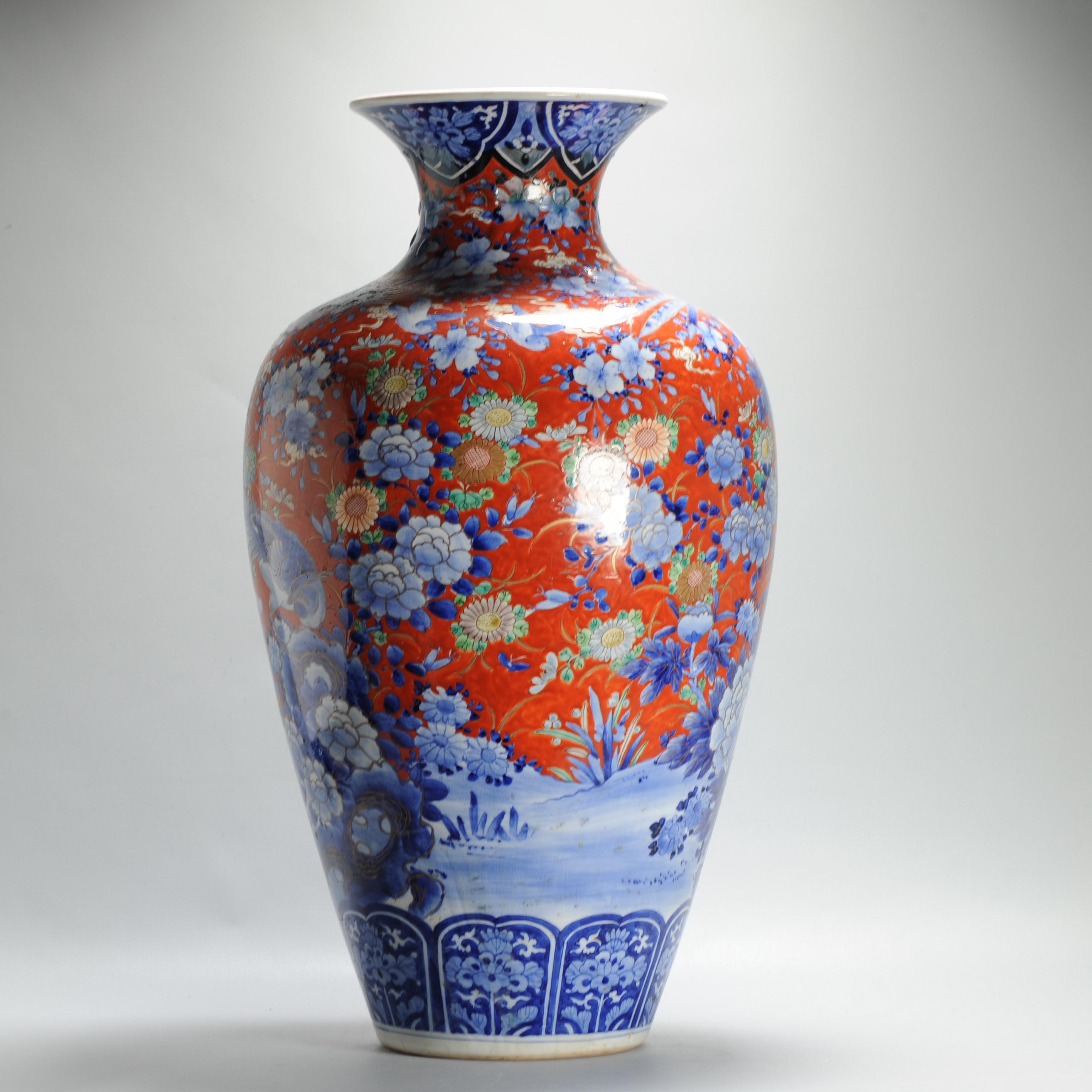 Eccezionale vaso antico in porcellana giapponese del XIX secolo con uccelli e fiori. Rosso In condizioni buone in vendita a Amsterdam, Noord Holland