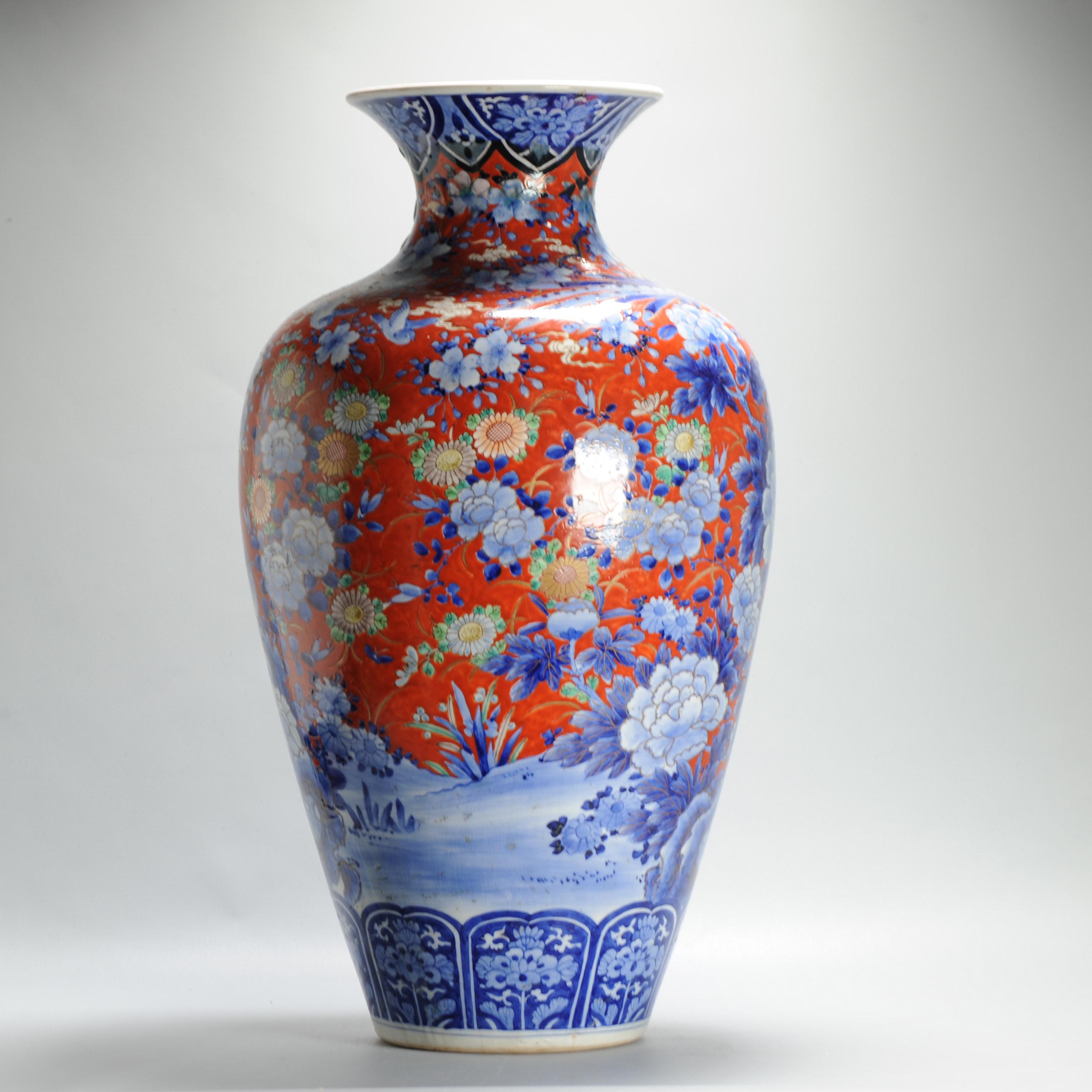 Porcellana Eccezionale vaso antico in porcellana giapponese del XIX secolo con uccelli e fiori. Rosso in vendita