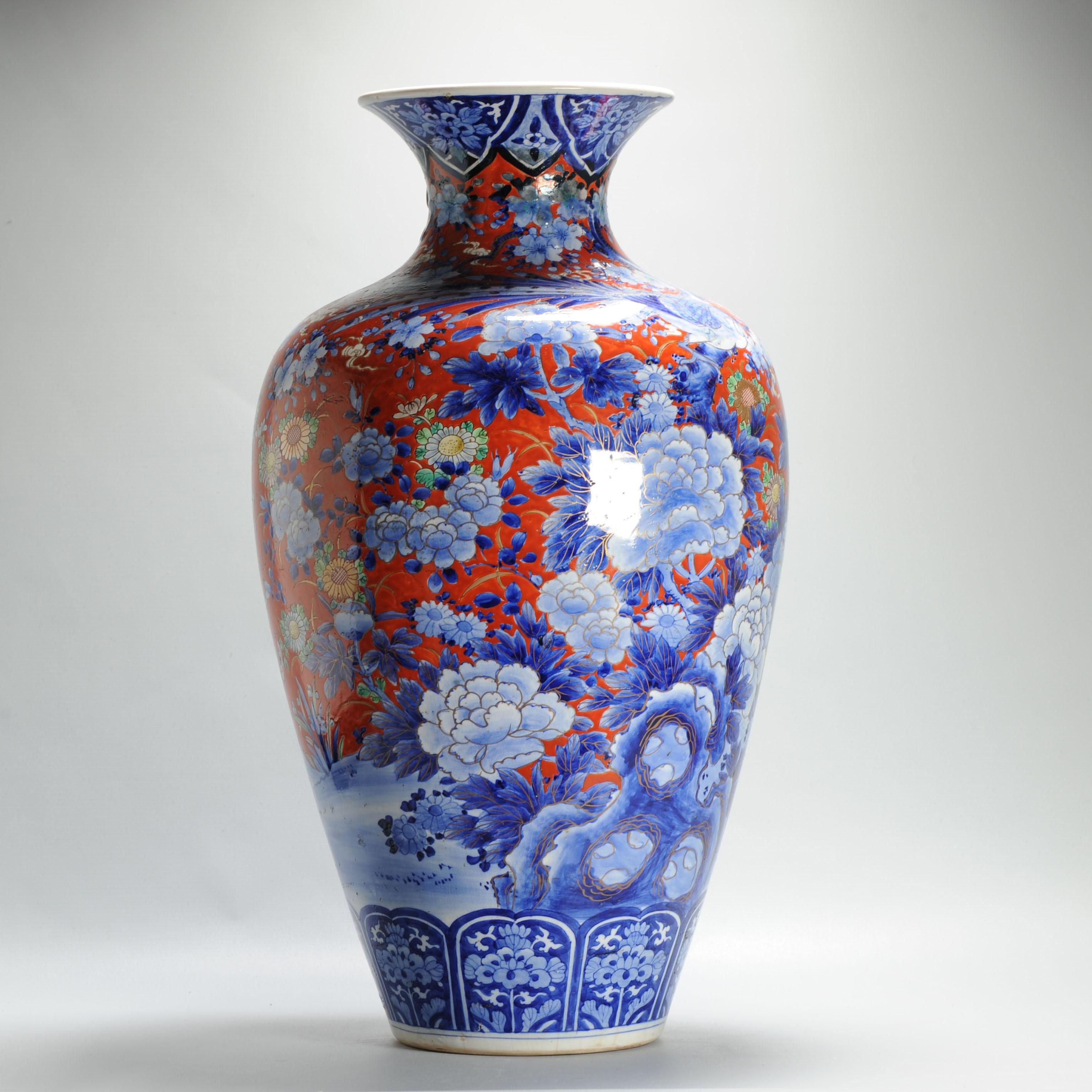 Eccezionale vaso antico in porcellana giapponese del XIX secolo con uccelli e fiori. Rosso in vendita 1