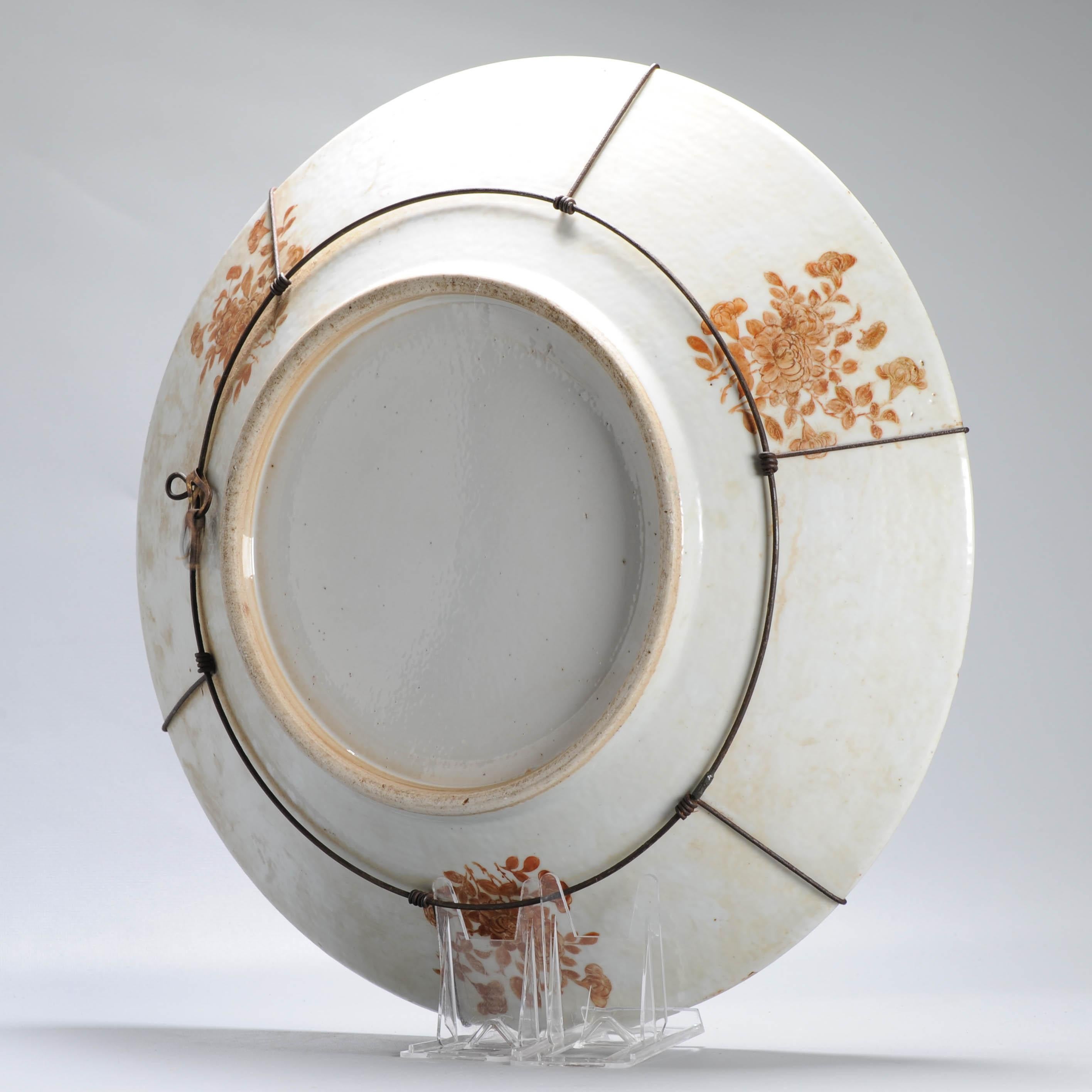 Exceptionnelle assiette de présentation ancienne du 19ème siècle en porcelaine chinoise avec figures de Kutani en vente 3