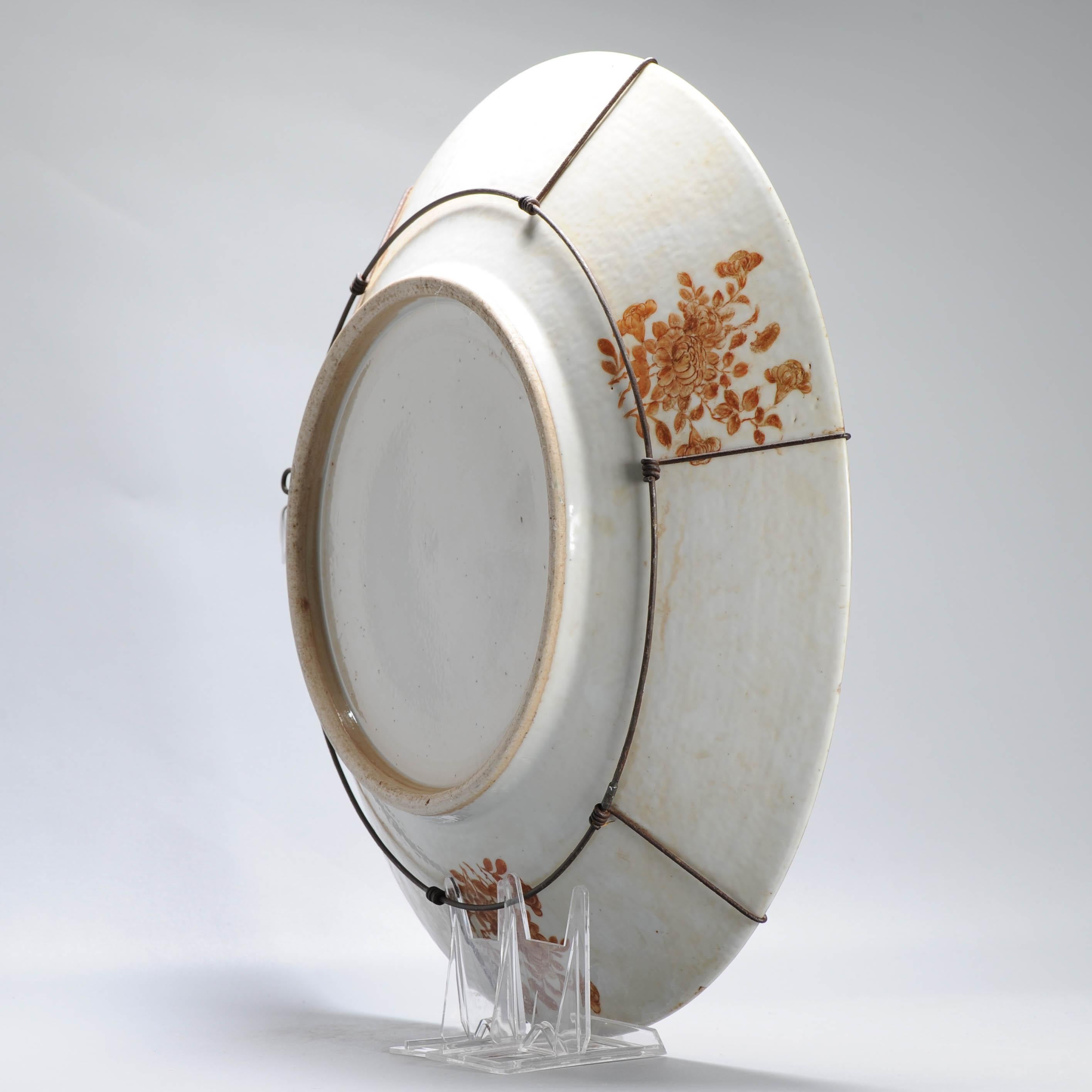 Exceptionnelle assiette de présentation ancienne du 19ème siècle en porcelaine chinoise avec figures de Kutani en vente 4