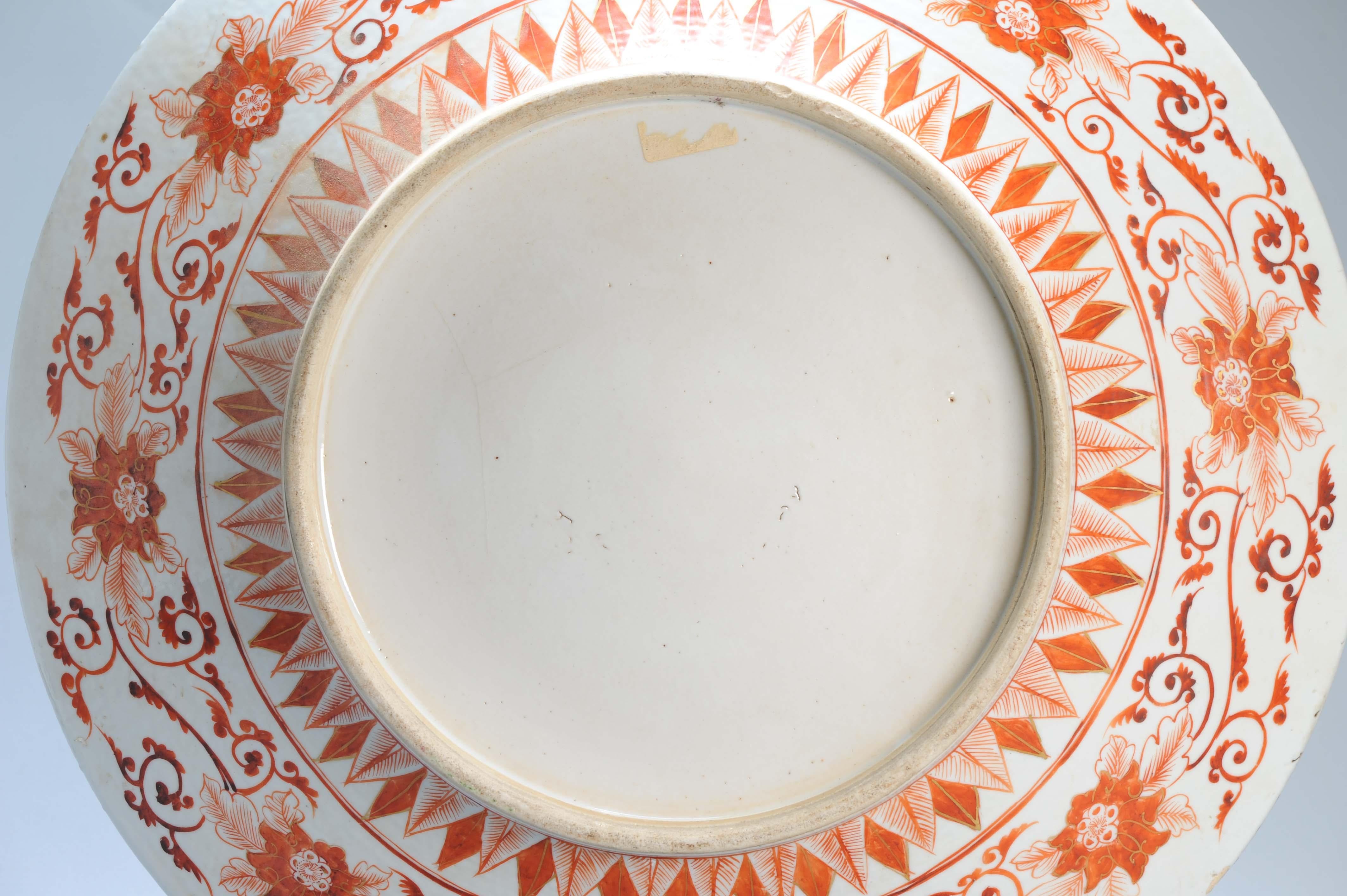 Exceptionnelle assiette de présentation ancienne du 19ème siècle en porcelaine chinoise avec figures de Kutani en vente 6