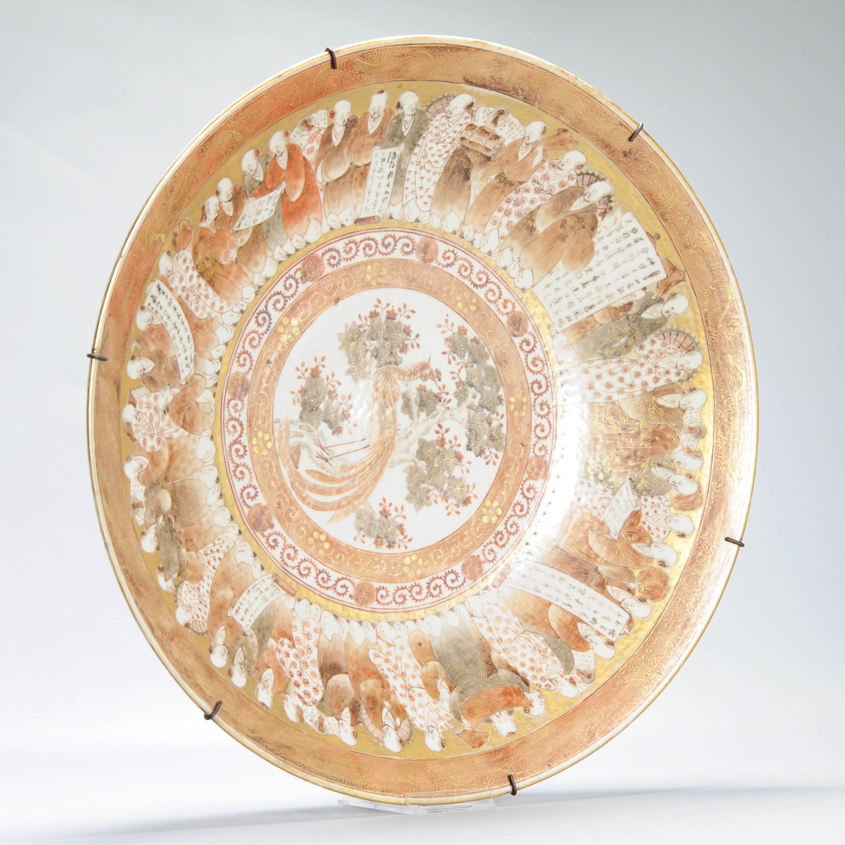 Exceptionnelle assiette de présentation ancienne du 19ème siècle en porcelaine chinoise avec figures de Kutani en vente 7