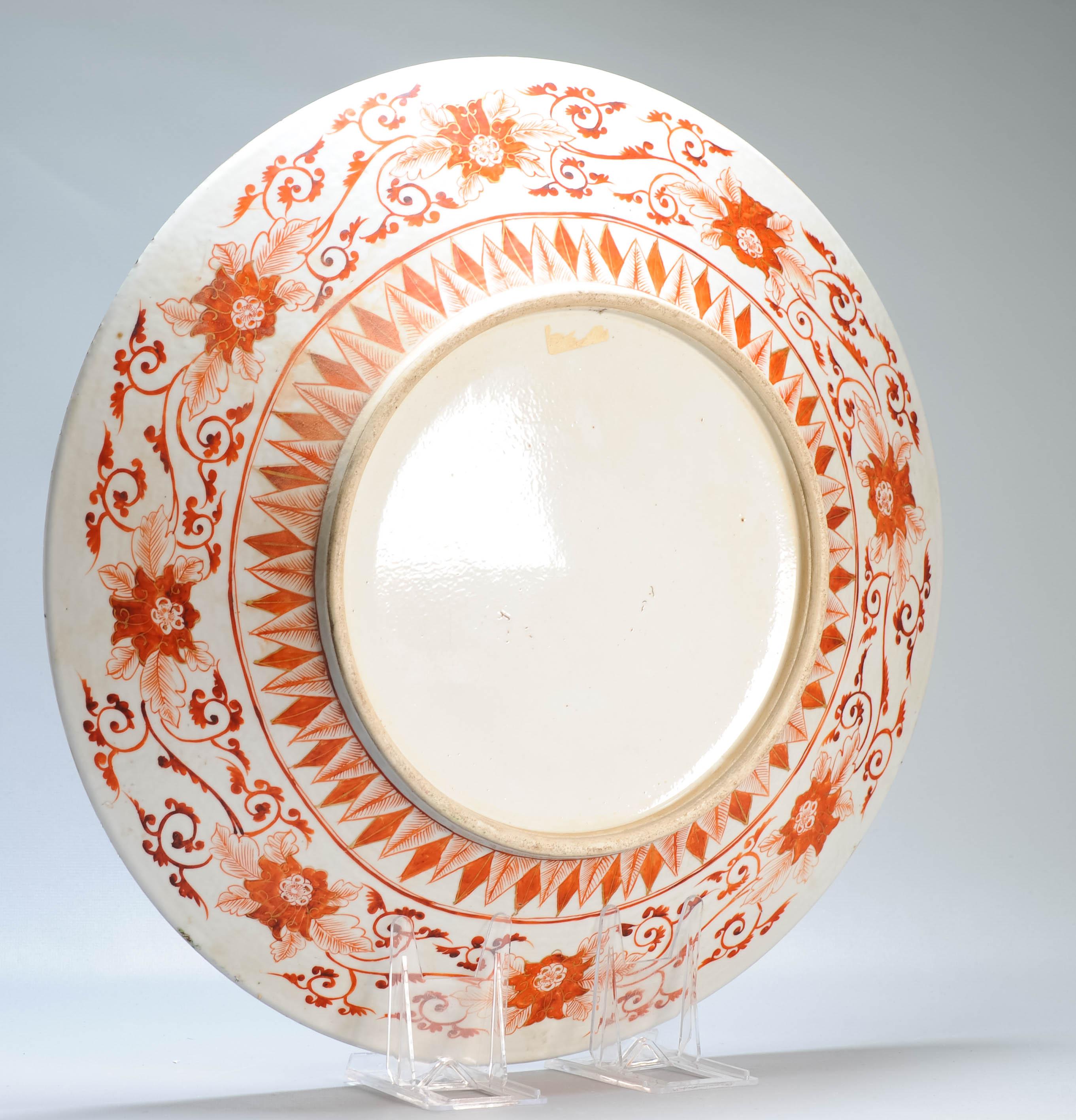 Exceptionnelle assiette de présentation ancienne du 19ème siècle en porcelaine chinoise avec figures de Kutani en vente 8