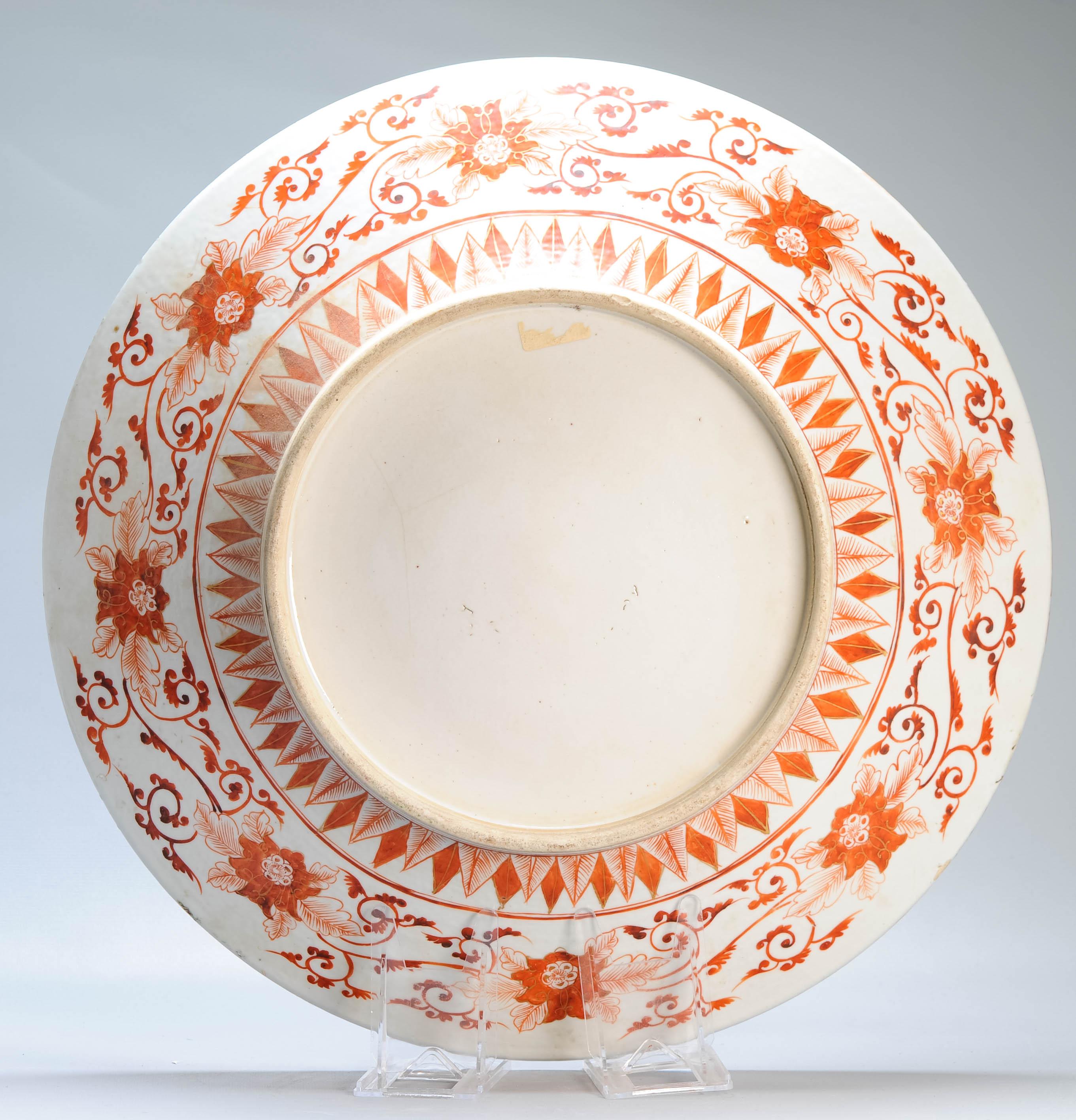 Exceptionnelle assiette de présentation ancienne du 19ème siècle en porcelaine chinoise avec figures de Kutani en vente 9