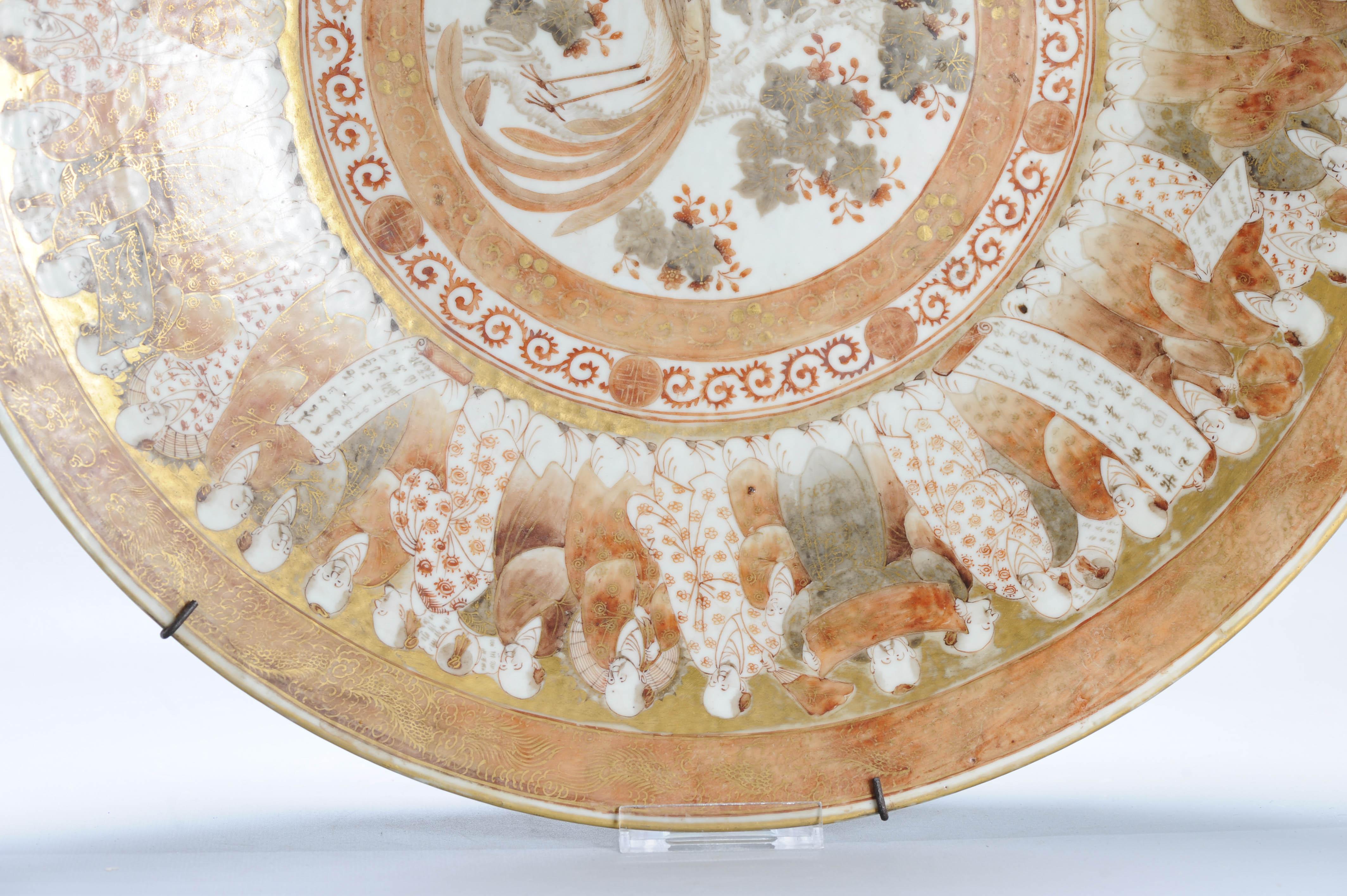 Exceptionnelle assiette de présentation ancienne du 19ème siècle en porcelaine chinoise avec figures de Kutani en vente 12