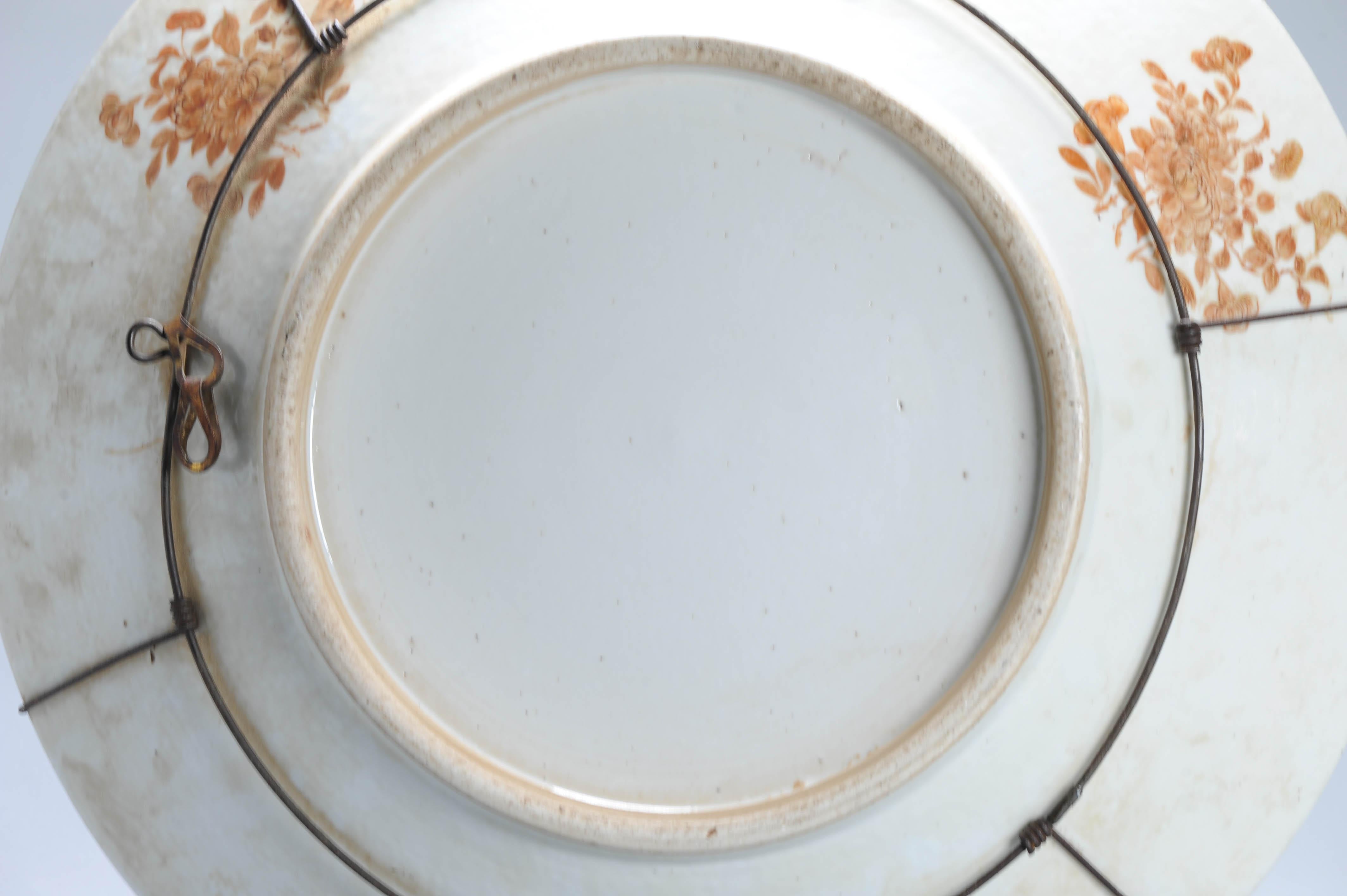 Exceptionnelle assiette de présentation ancienne du 19ème siècle en porcelaine chinoise avec figures de Kutani en vente 13