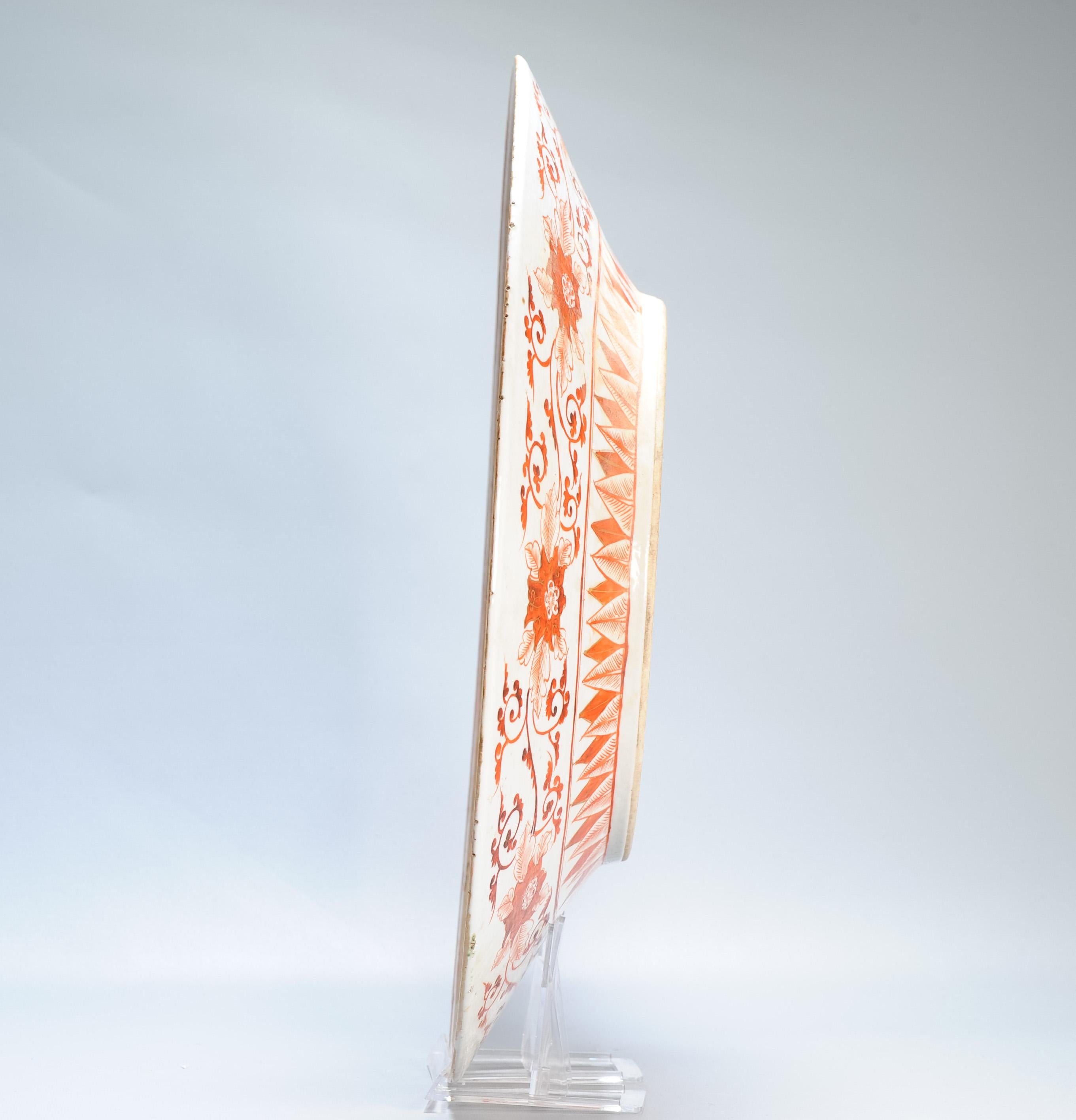 Japonais Exceptionnelle assiette de présentation ancienne du 19ème siècle en porcelaine chinoise avec figures de Kutani en vente