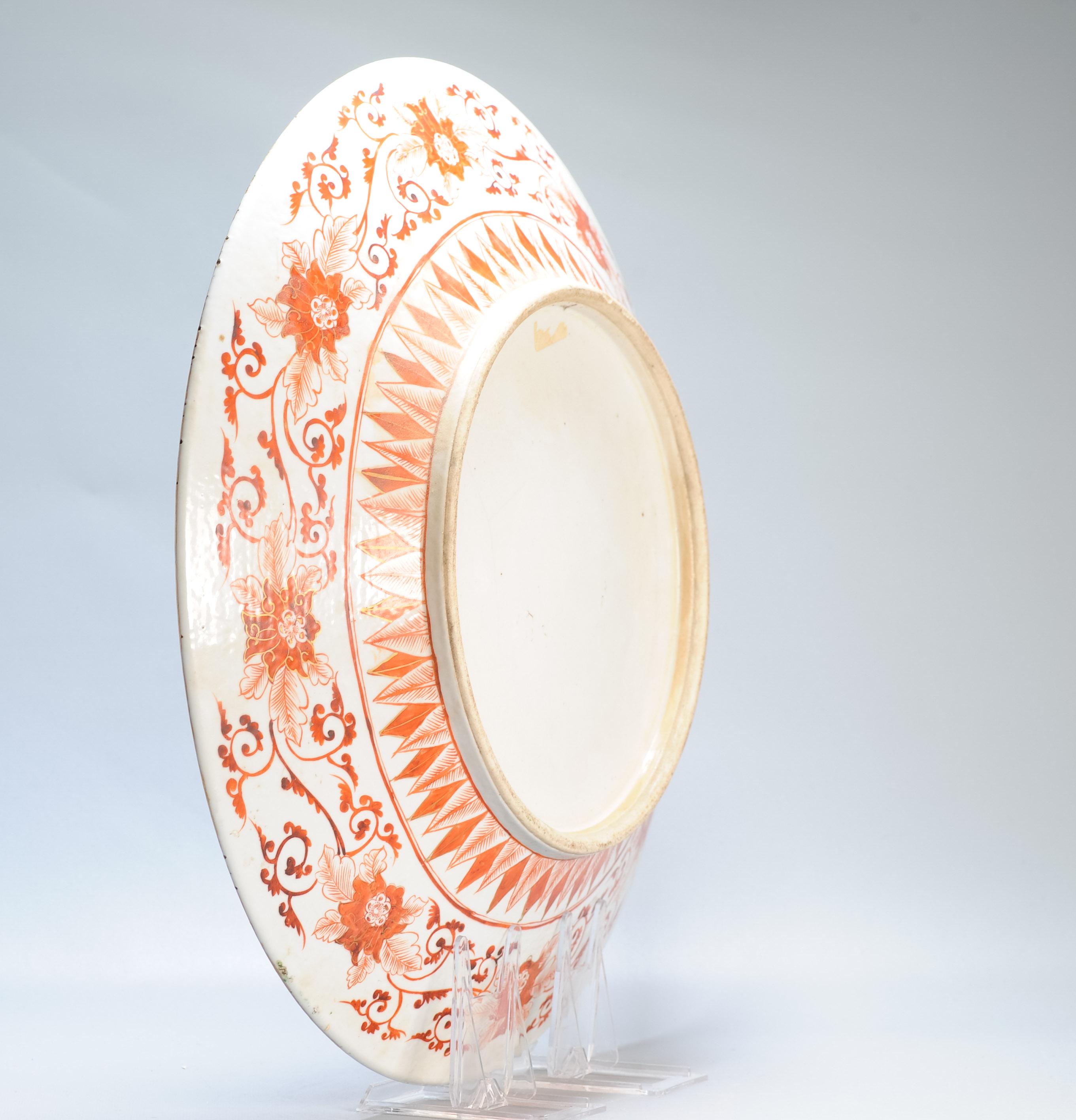 Exceptionnelle assiette de présentation ancienne du 19ème siècle en porcelaine chinoise avec figures de Kutani en vente 1