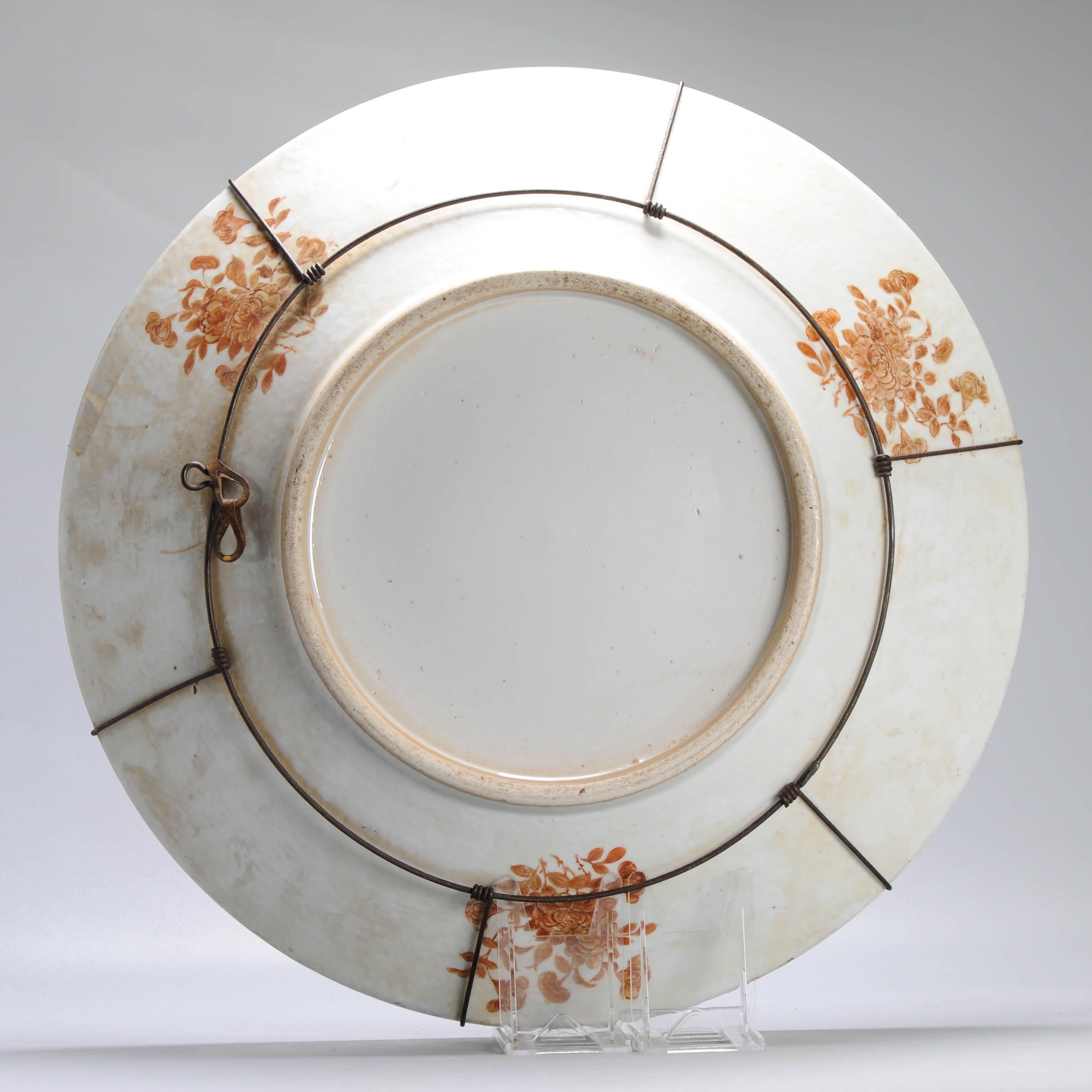 Exceptionnelle assiette de présentation ancienne du 19ème siècle en porcelaine chinoise avec figures de Kutani en vente 1