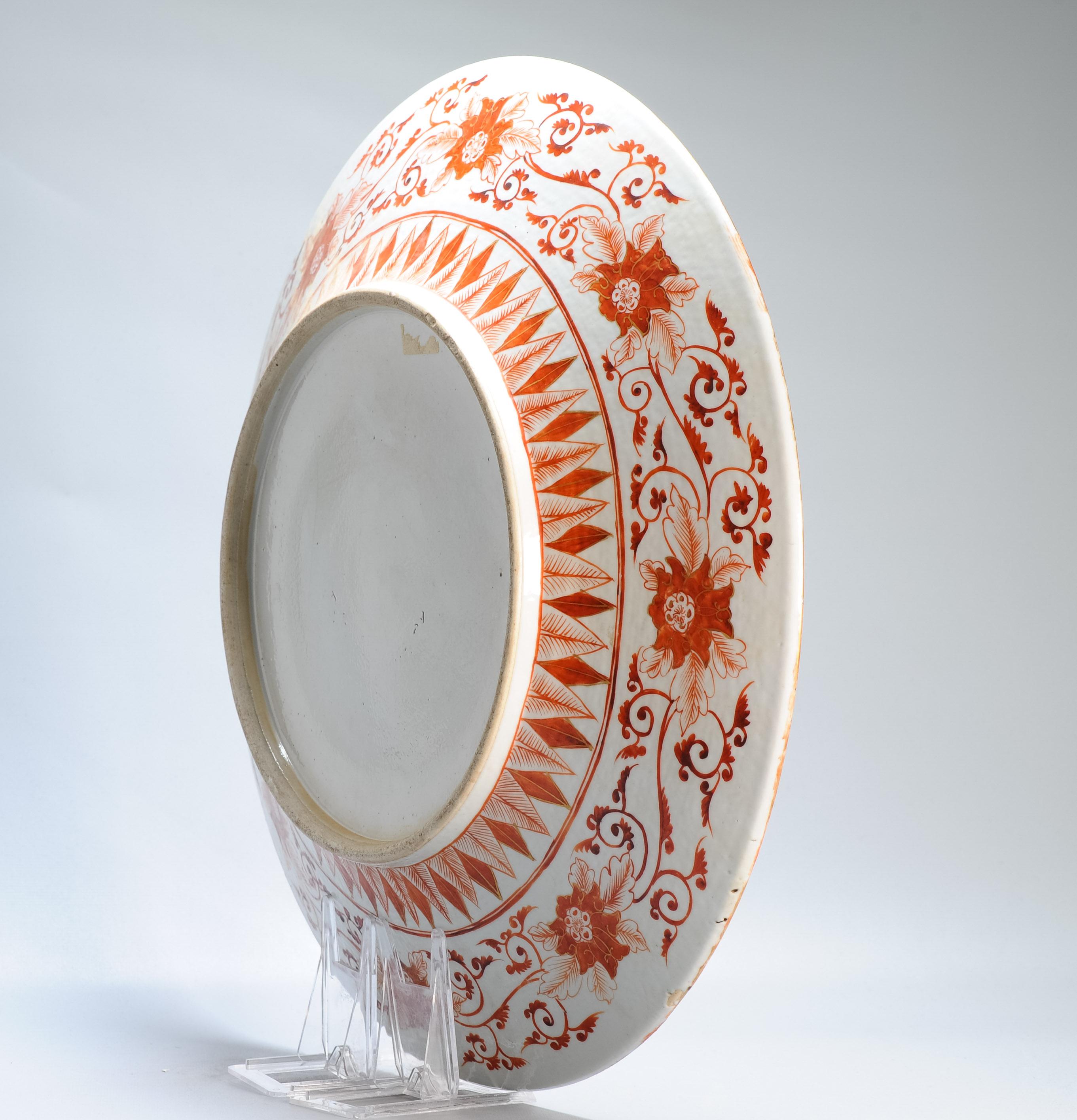 Exceptionnelle assiette de présentation ancienne du 19ème siècle en porcelaine chinoise avec figures de Kutani en vente 2