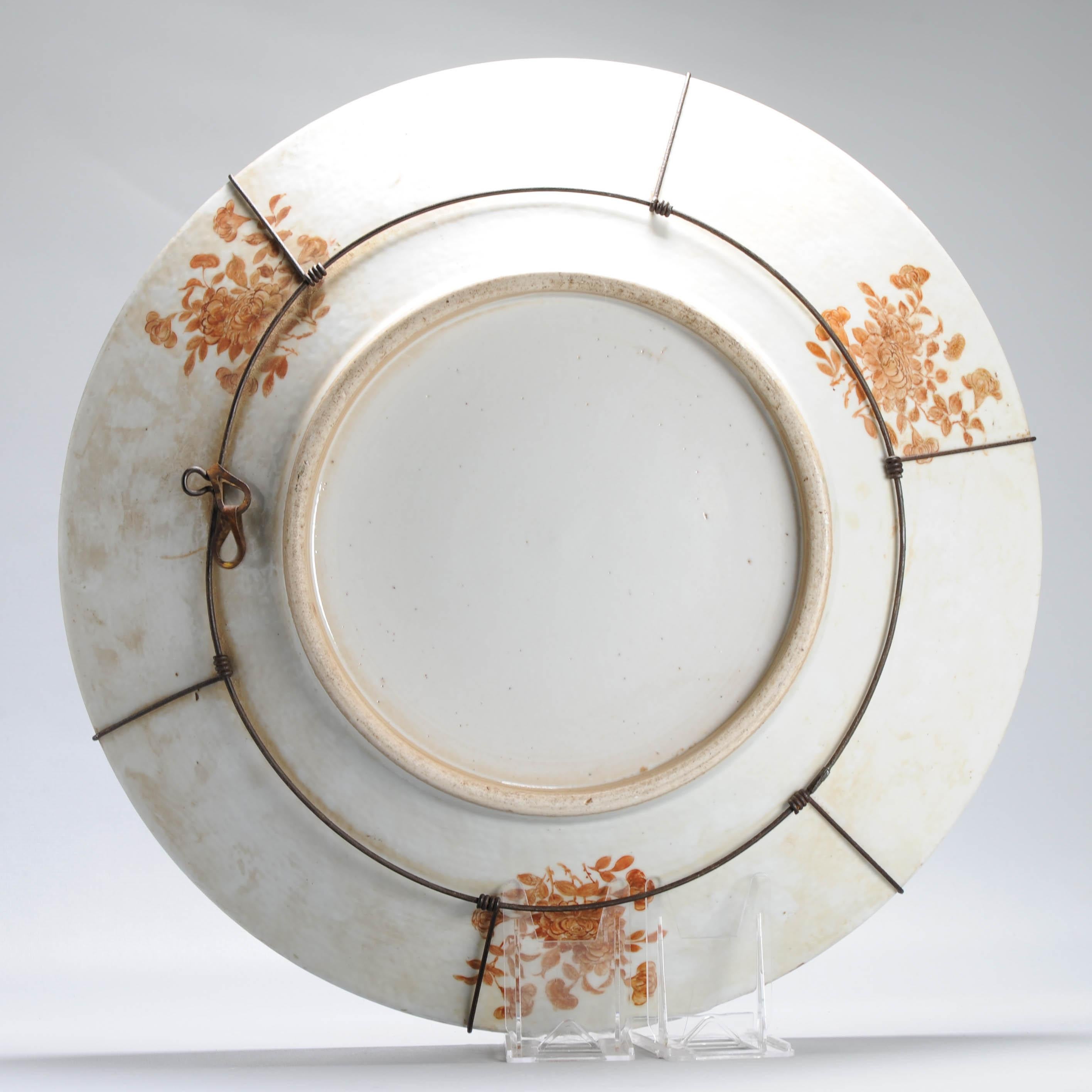 Exceptionnelle assiette de présentation ancienne du 19ème siècle en porcelaine chinoise avec figures de Kutani en vente 2