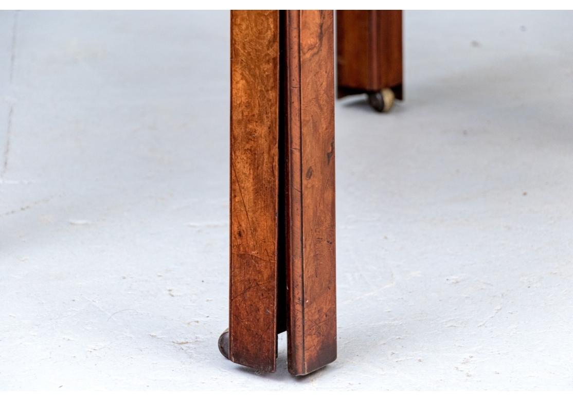 Ein anglo-chinesischer Architektentisch aus Padouk-Metamorphit. Dieser scheinbar einfache Tisch ist ein unendlich vielseitiger Schreibtisch.  Die rechteckige Platte hat einen profilierten Rand.  Er öffnet sich zu einer großen Lesehöhe und umschließt