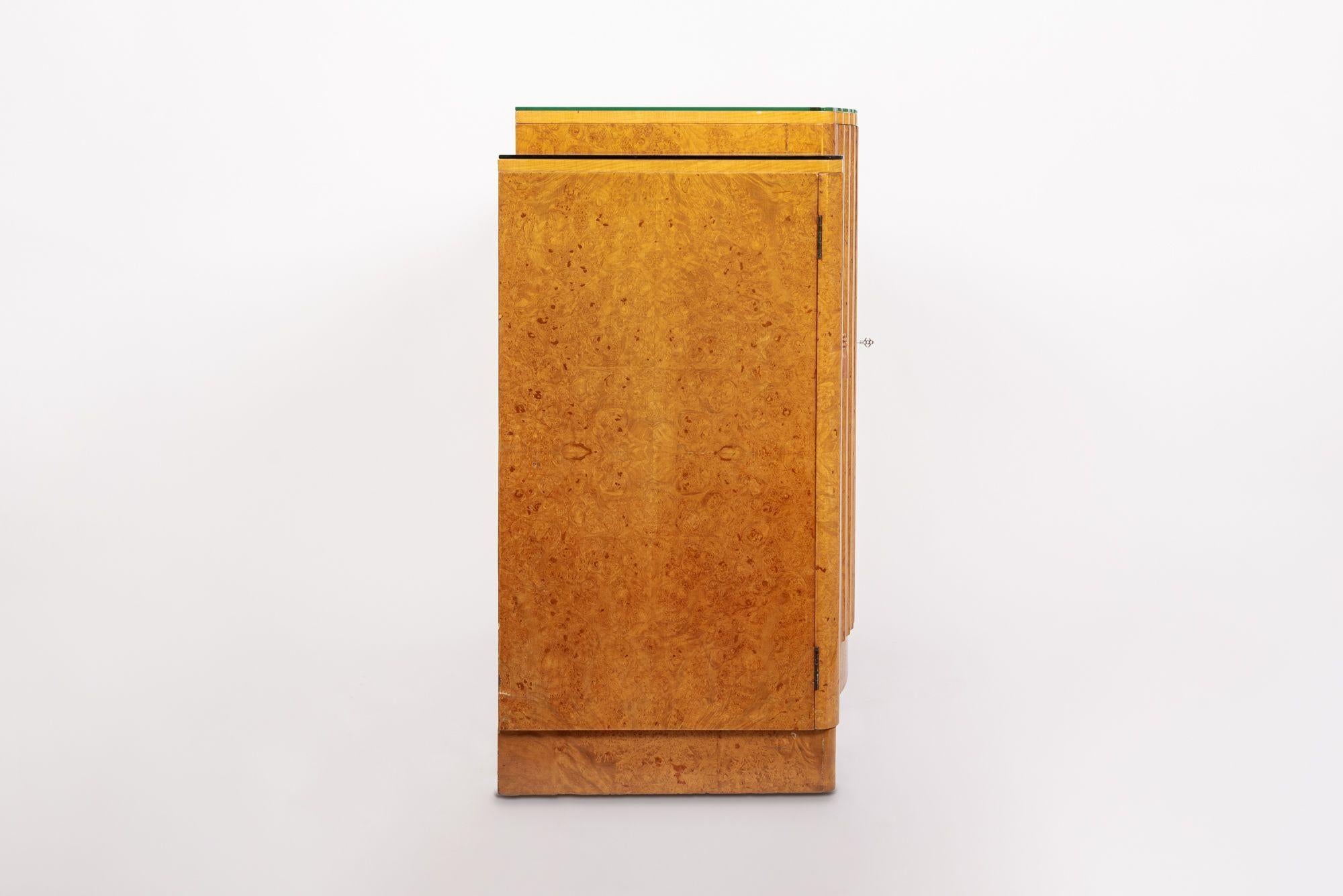 Außergewöhnlicher antiker Art-Déco-Barschrank oder Sideboard aus Ahornholz, 1930er Jahre im Zustand „Gut“ im Angebot in Detroit, MI