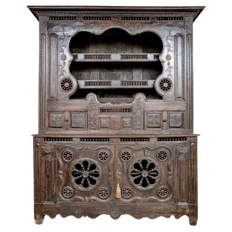 Exceptionnelle armoire ancienne sculptée de la région de Bretagne en France en vente