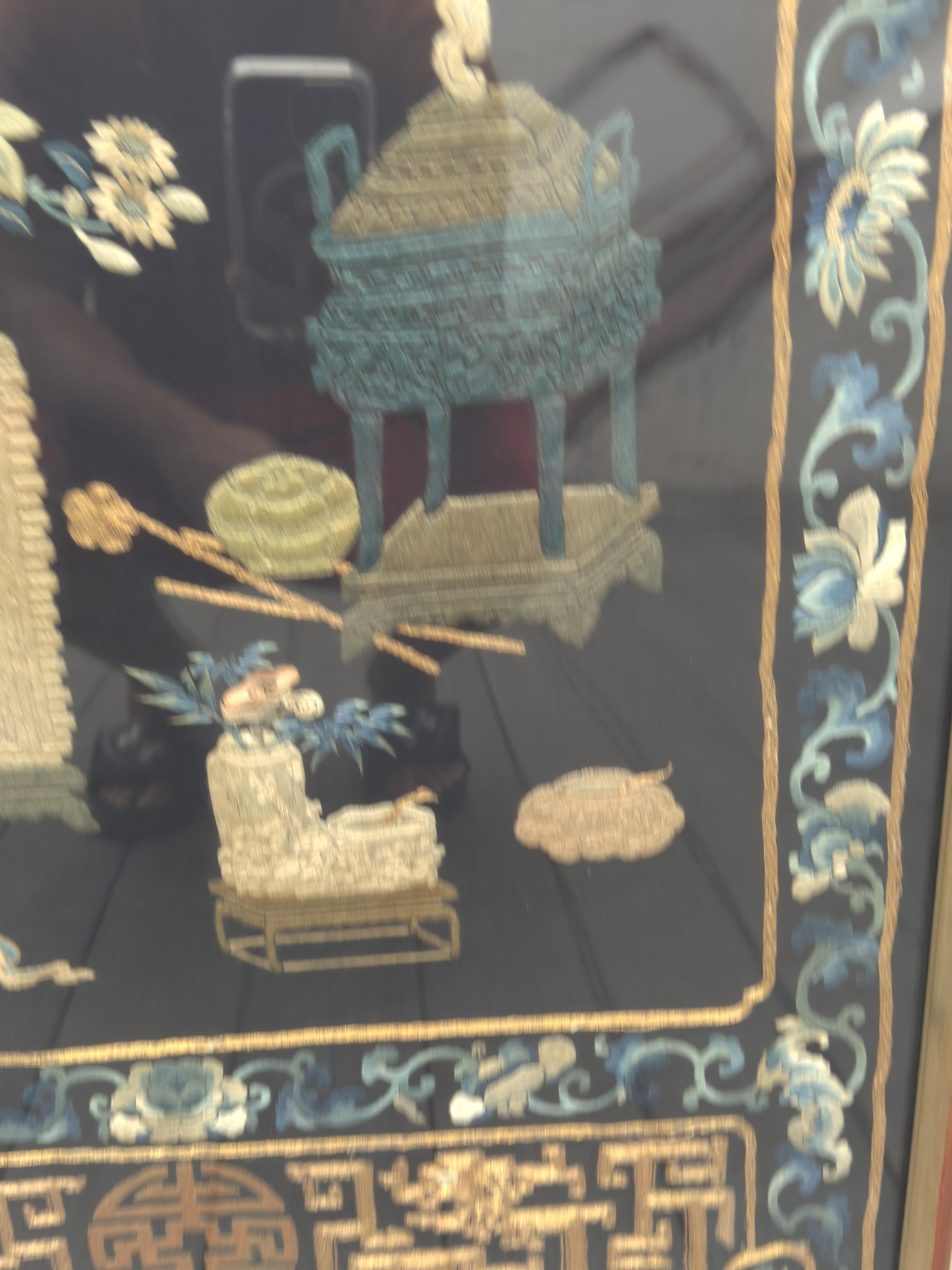 Außergewöhnlicher antiker chinesischer Seiden-Tischbezug aus der Qing-Periode 100 Objekte Thema (Bestickt) im Angebot