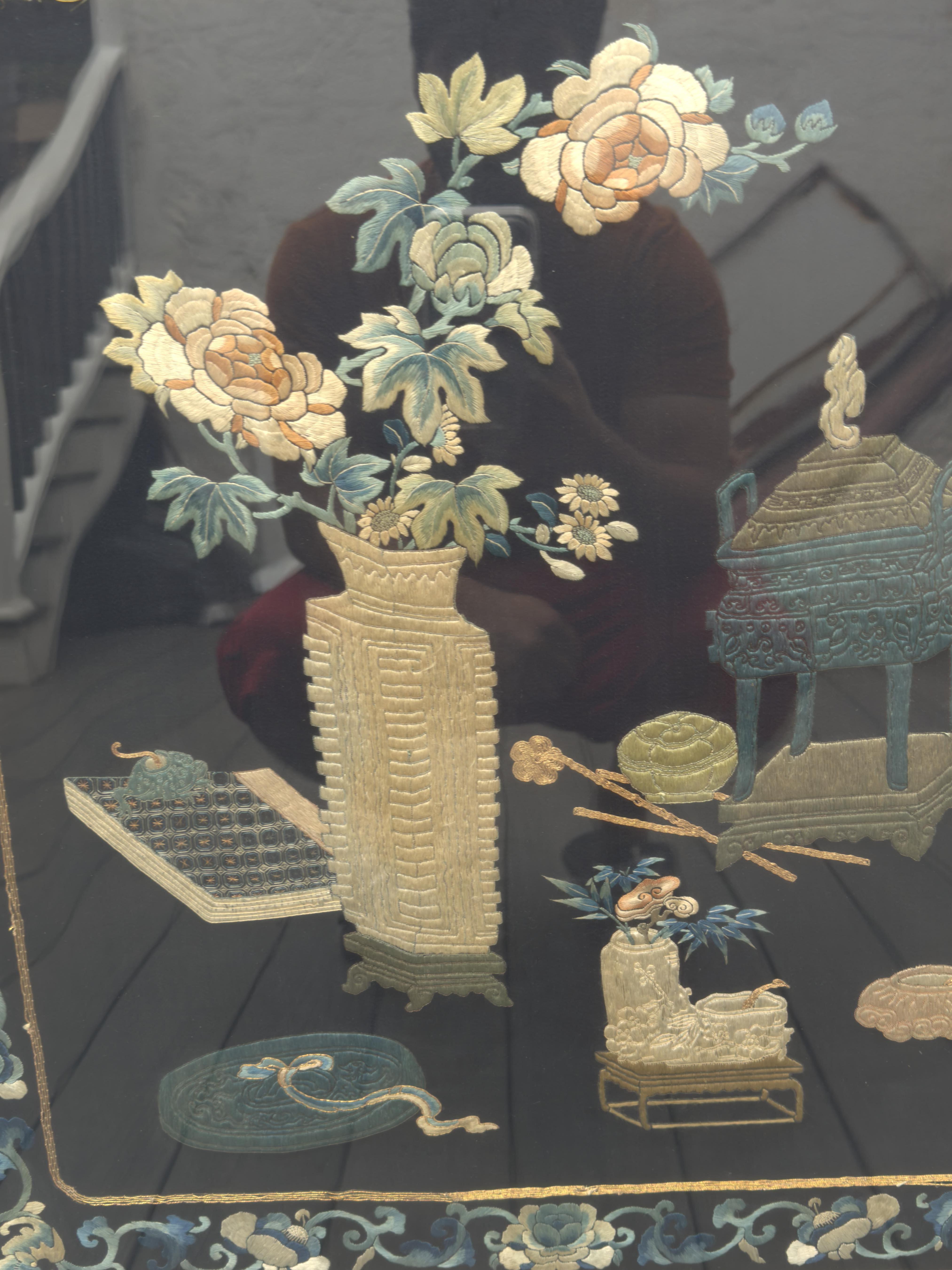 Außergewöhnlicher antiker chinesischer Seiden-Tischbezug aus der Qing-Periode 100 Objekte Thema im Zustand „Gut“ im Angebot in Media, PA