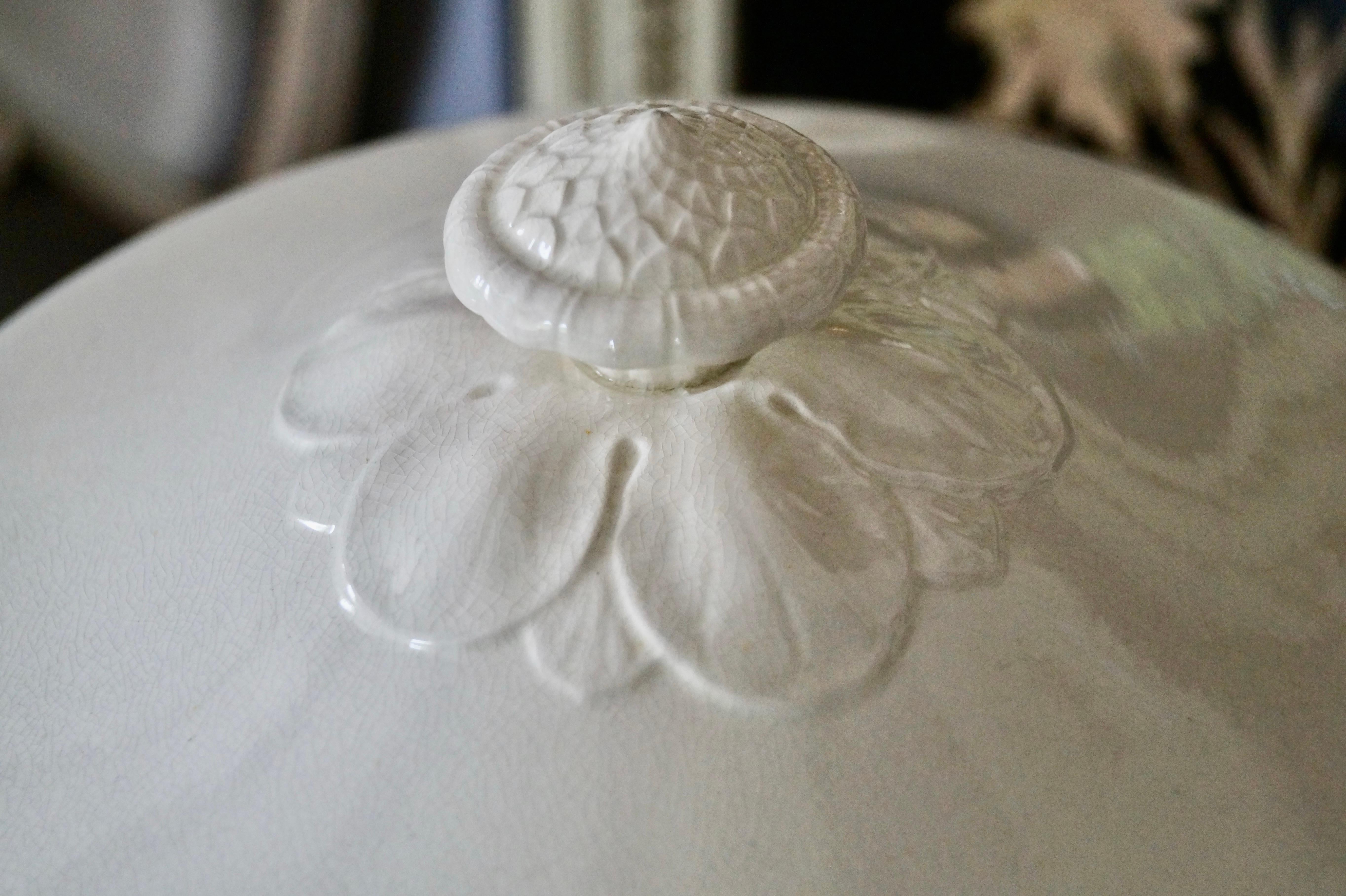 Earthenware Exceptional antique creamware Wedgwood tureen. England 1820 For Sale