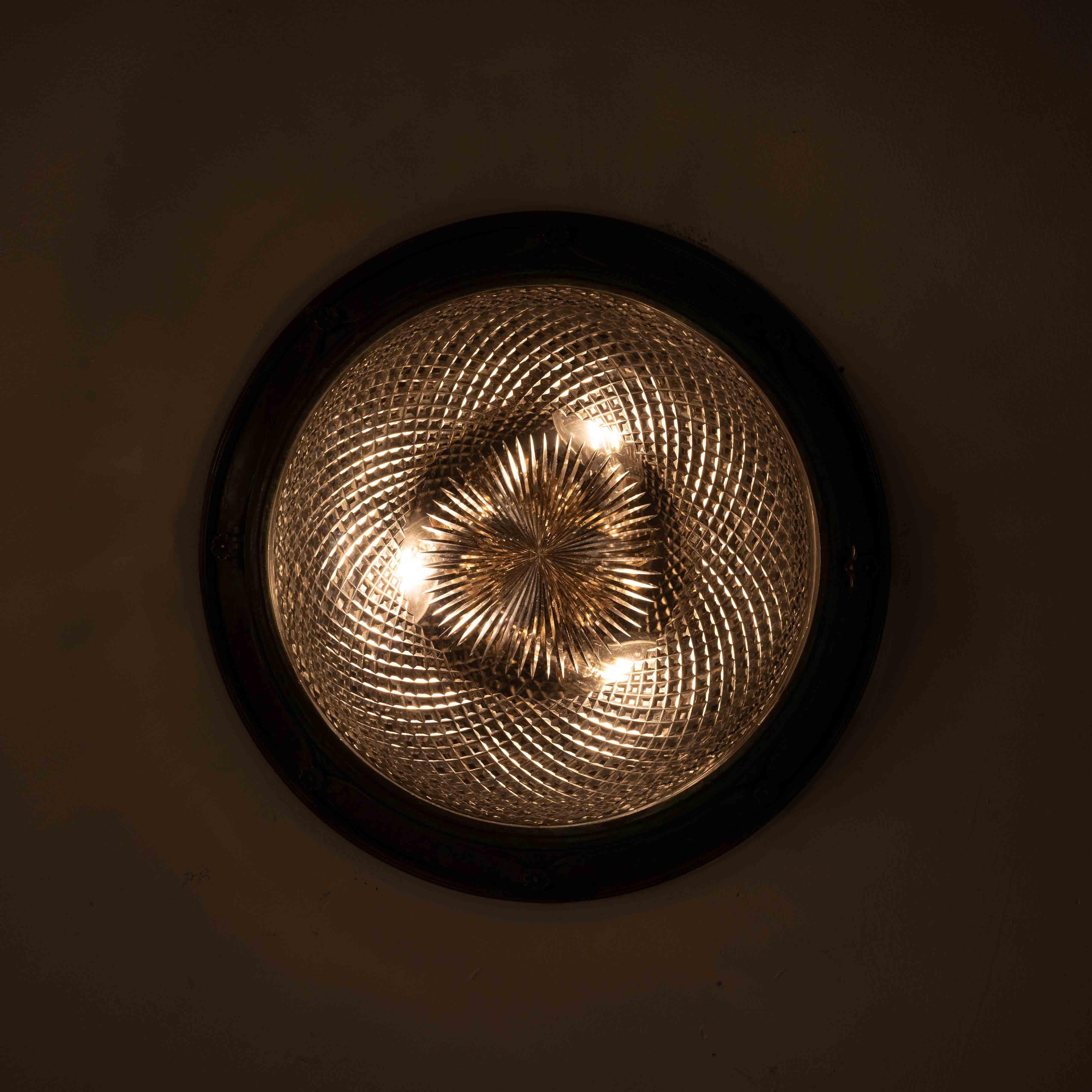 ECCEZIONALE APPARECCHIO DECORATIVO IN OTTONE ANTICO DA INCASSO A SOFFITTO CON COPPA IN CRISTALLO A TAGLIO BRILLANTE

Un superbo raccordo a filo soffitto in ottone antico dei primi del Novecento, caratterizzato da un anello circolare in ottone