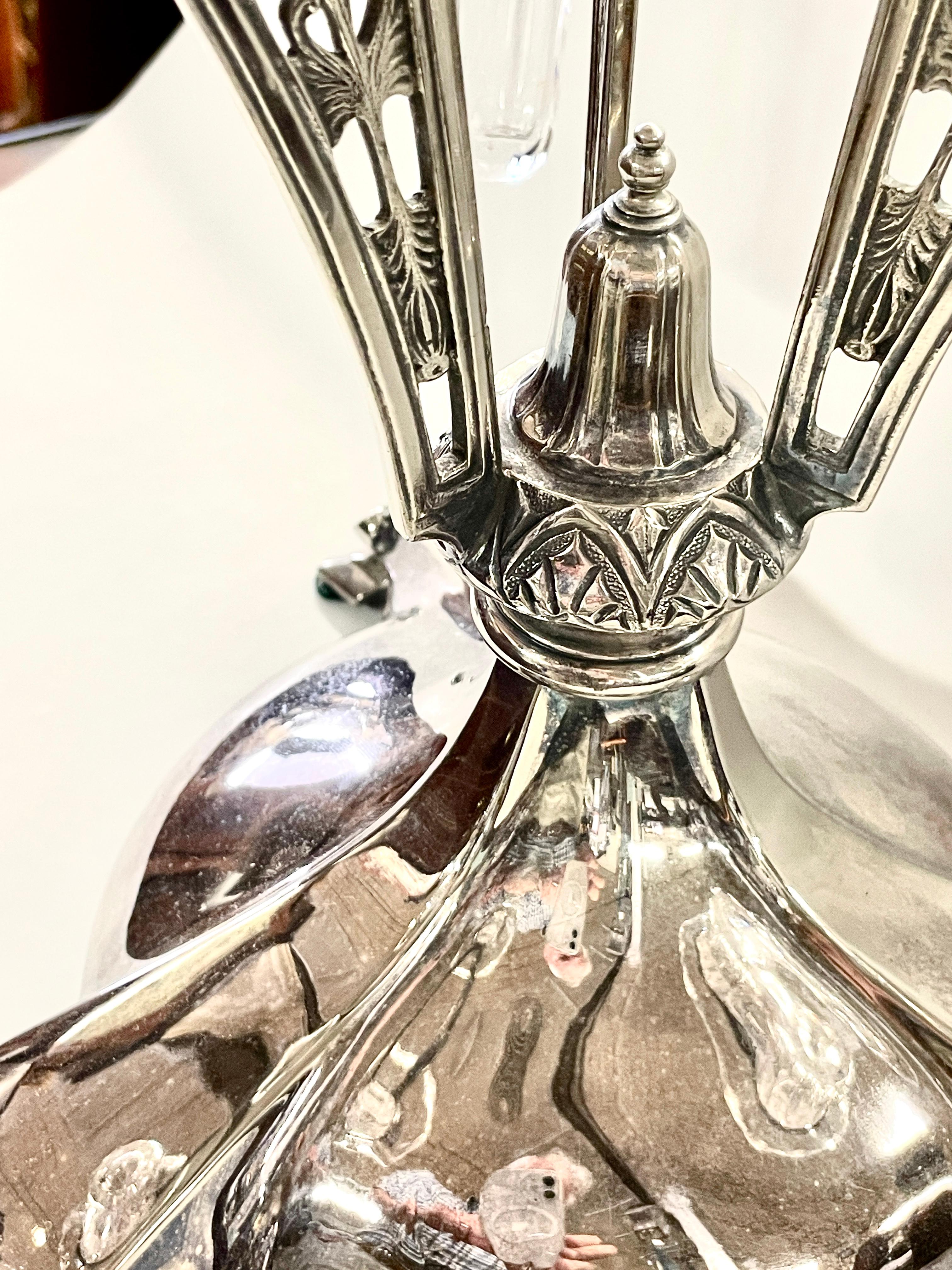 Exceptionnelle épergne anglaise ancienne W & H en métal argenté et cristal gravé à la main Bon état - En vente à Charleston, SC