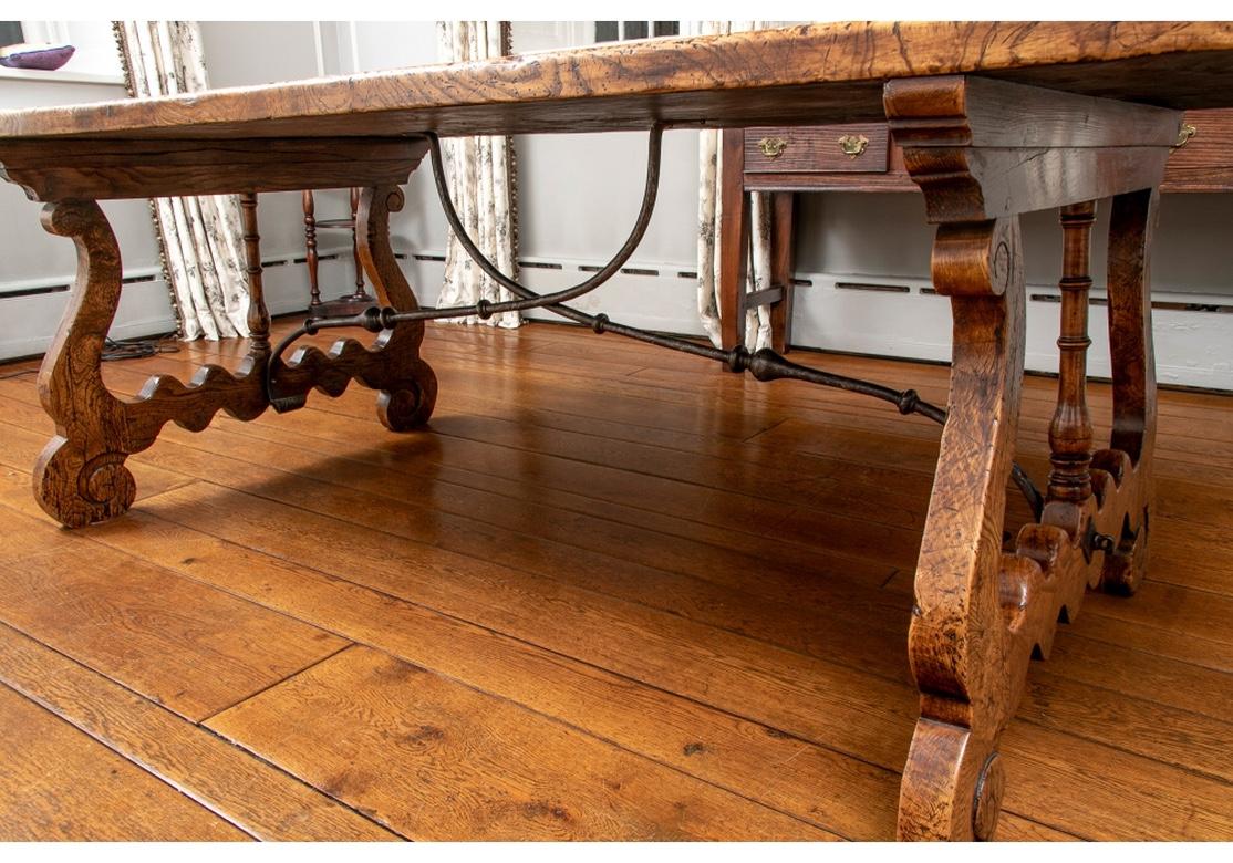 Außergewöhnlicher antiker europäischer Trestle-Tisch  im Zustand „Starke Gebrauchsspuren“ im Angebot in Bridgeport, CT