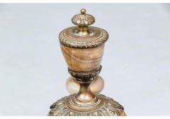 Eccezionale parafuoco antico con accenti di urna in pietra