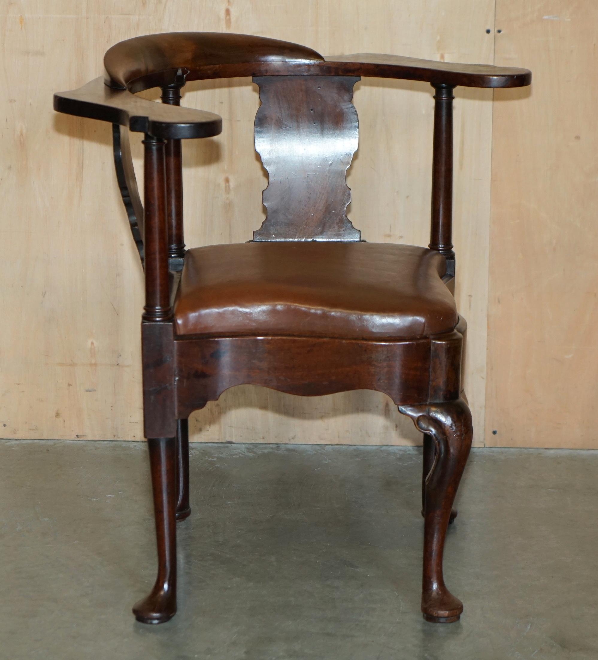 Giorgio I ECCEZIONALE POLTRONA D'ANGOLO DI GEORGE I CIRCA 1710-1720 AMERICANA IN LEGNO DI HARWOOD in vendita