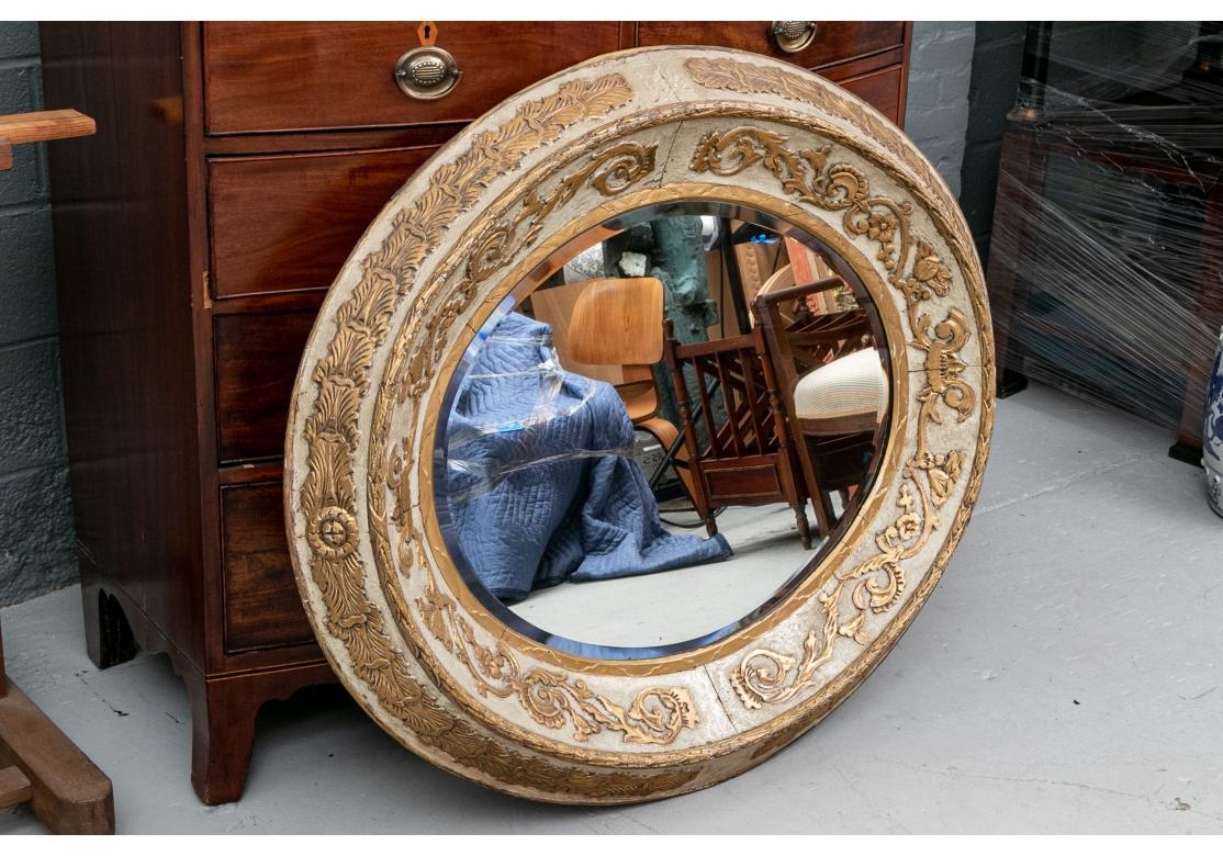 Exceptionnel style gustavien ancien sculpté et peint  Miroir ovale Bon état - En vente à Bridgeport, CT