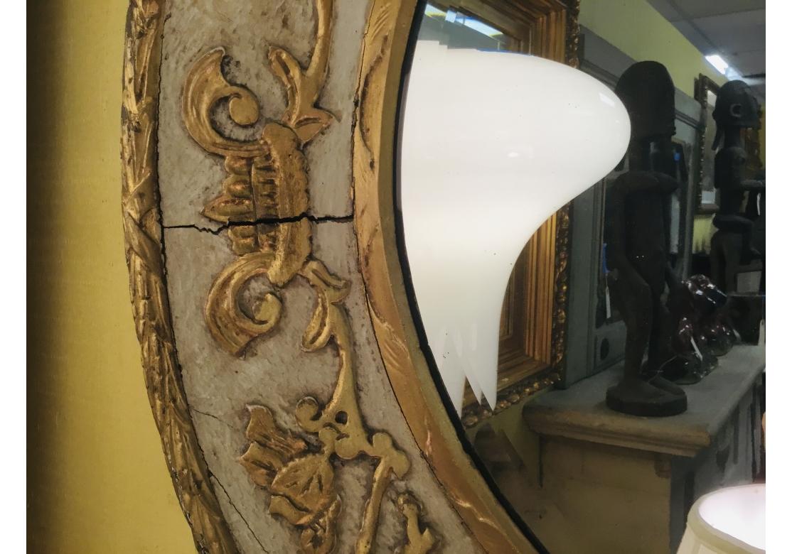 Exceptionnel style gustavien ancien sculpté et peint  Miroir ovale en vente 1