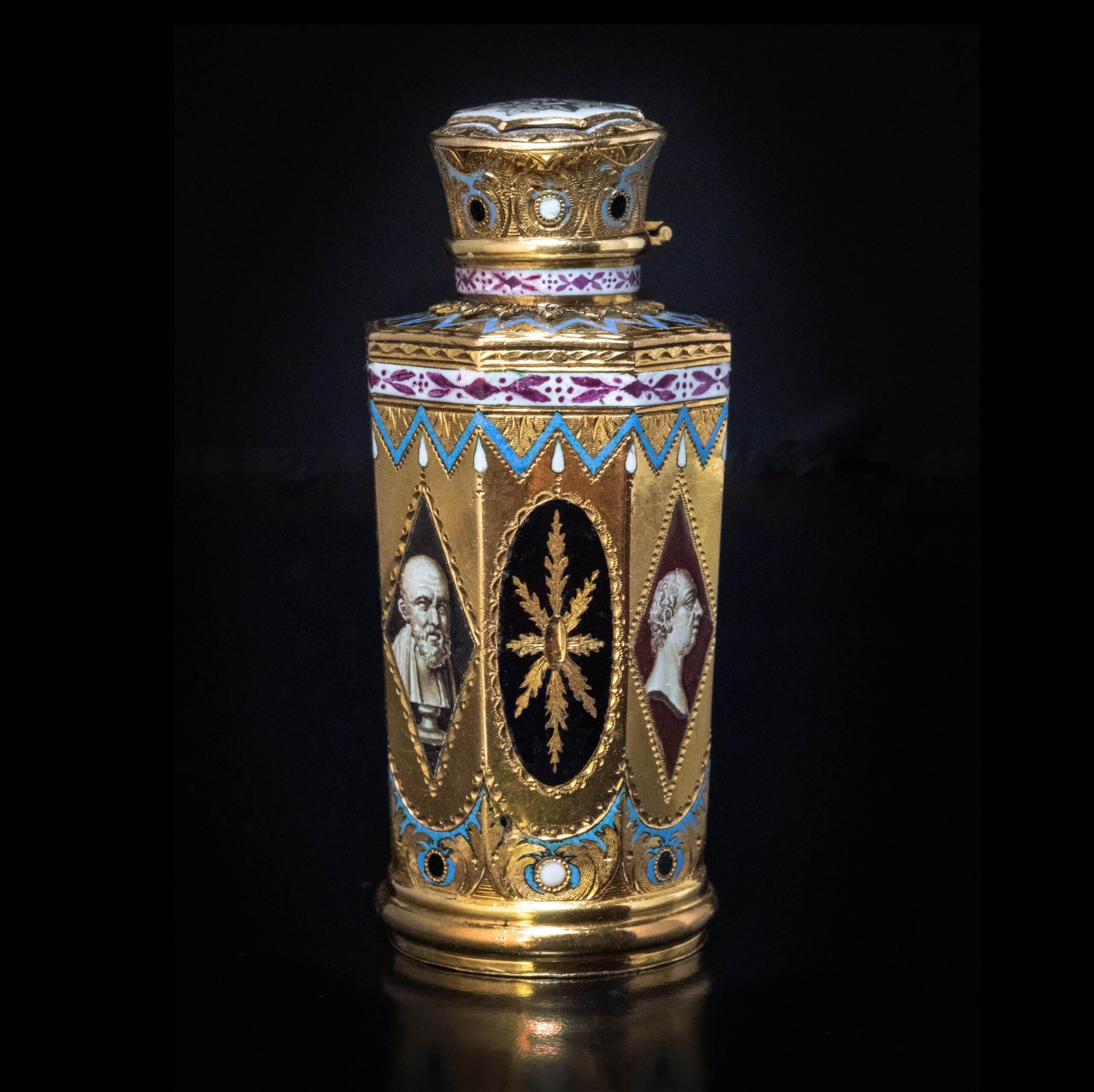 Circa 1780  

Il s'agit de l'un des plus beaux flacons de parfum en or émaillé jamais apparu sur le marché.  Ce flacon de parfum élaboré en émail multicolore et en or a été fabriqué sous le règne du roi de France Louis XVI. 
Le corps en or de la
