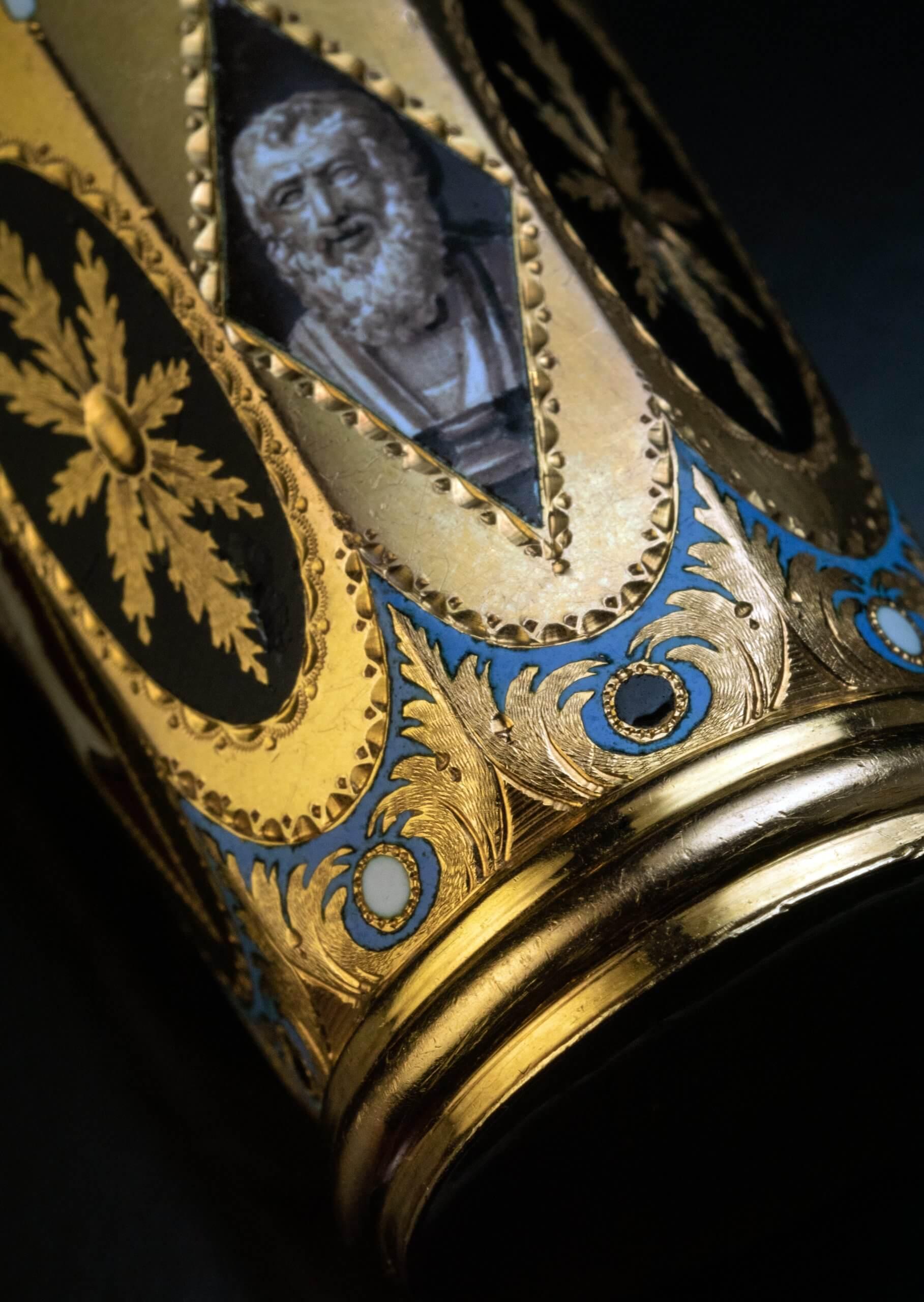 Exceptionnelle flacon de parfum ancien Louis XVI en or émaillé Unisexe en vente