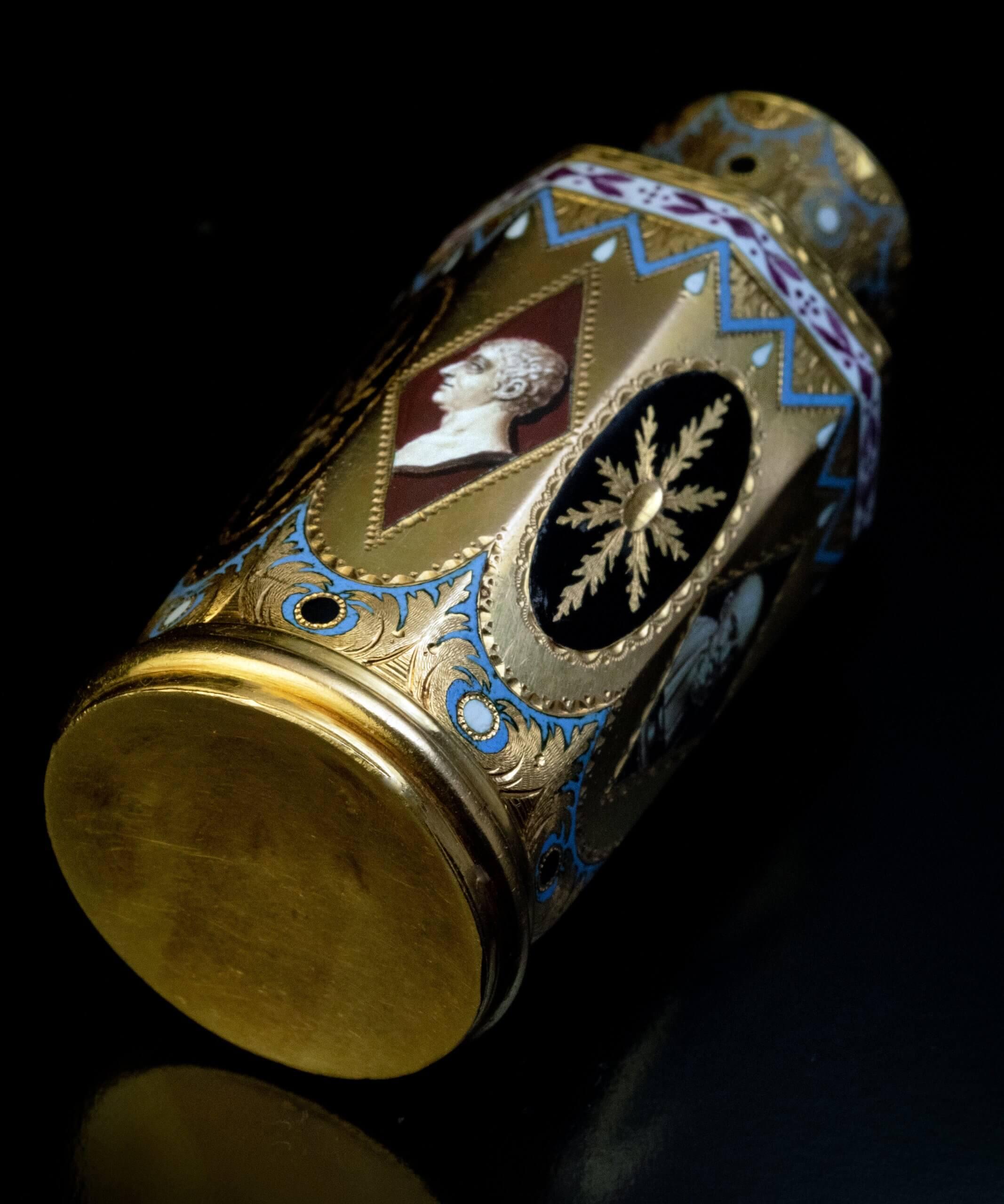 Exceptionnelle flacon de parfum ancien Louis XVI en or émaillé en vente 1