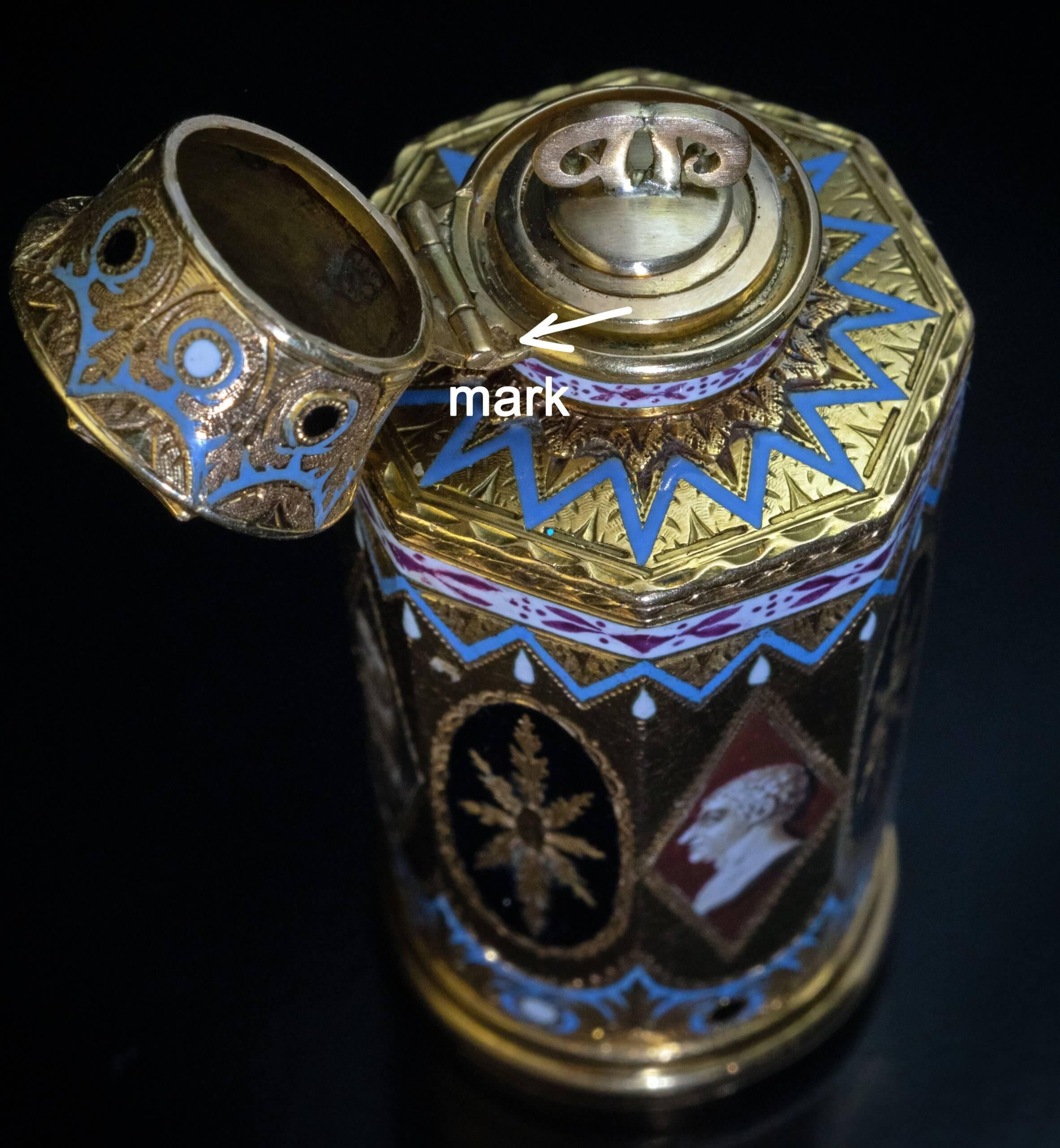 Exceptionnelle flacon de parfum ancien Louis XVI en or émaillé en vente 2