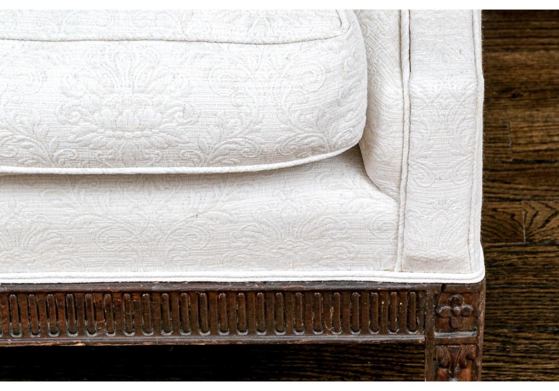 Exceptionnelle banquette ancienne avec rembourrage personnalisé en vente 6