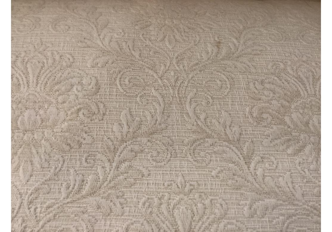 Exceptionnelle banquette ancienne avec rembourrage personnalisé en vente 9