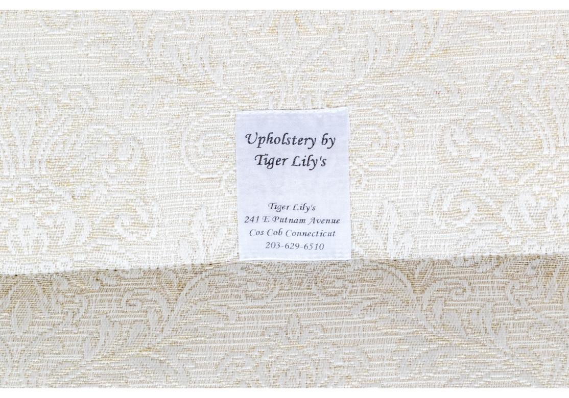 Un canapé ancien de type Loveseat  dans une belle forme traditionnelle. Le canapé-lit est doté d'accoudoirs à panneaux plats, d'un tablier avec moulure en dentelle et de pieds fuselés en laiton avec sculpture de fleurs de clocher. La tapisserie