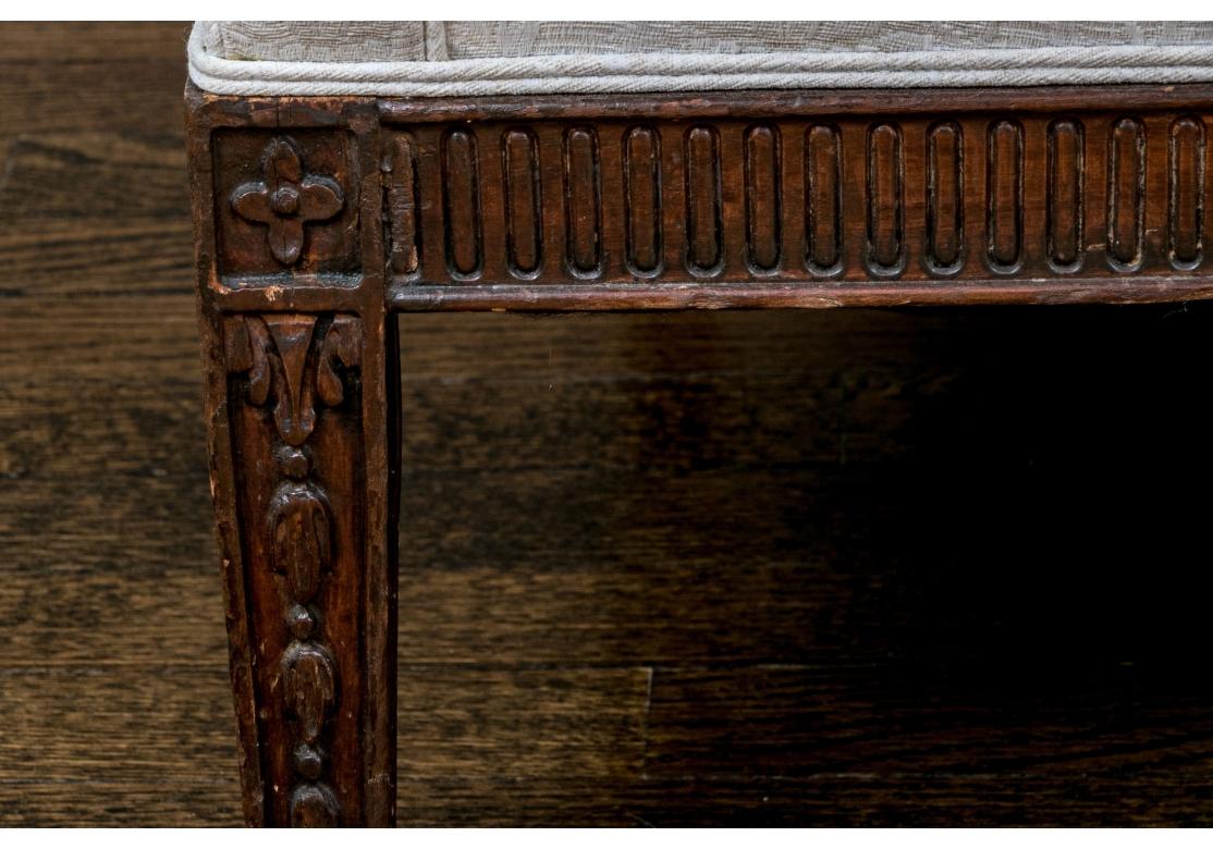 Exceptionnelle banquette ancienne avec rembourrage personnalisé en vente 1