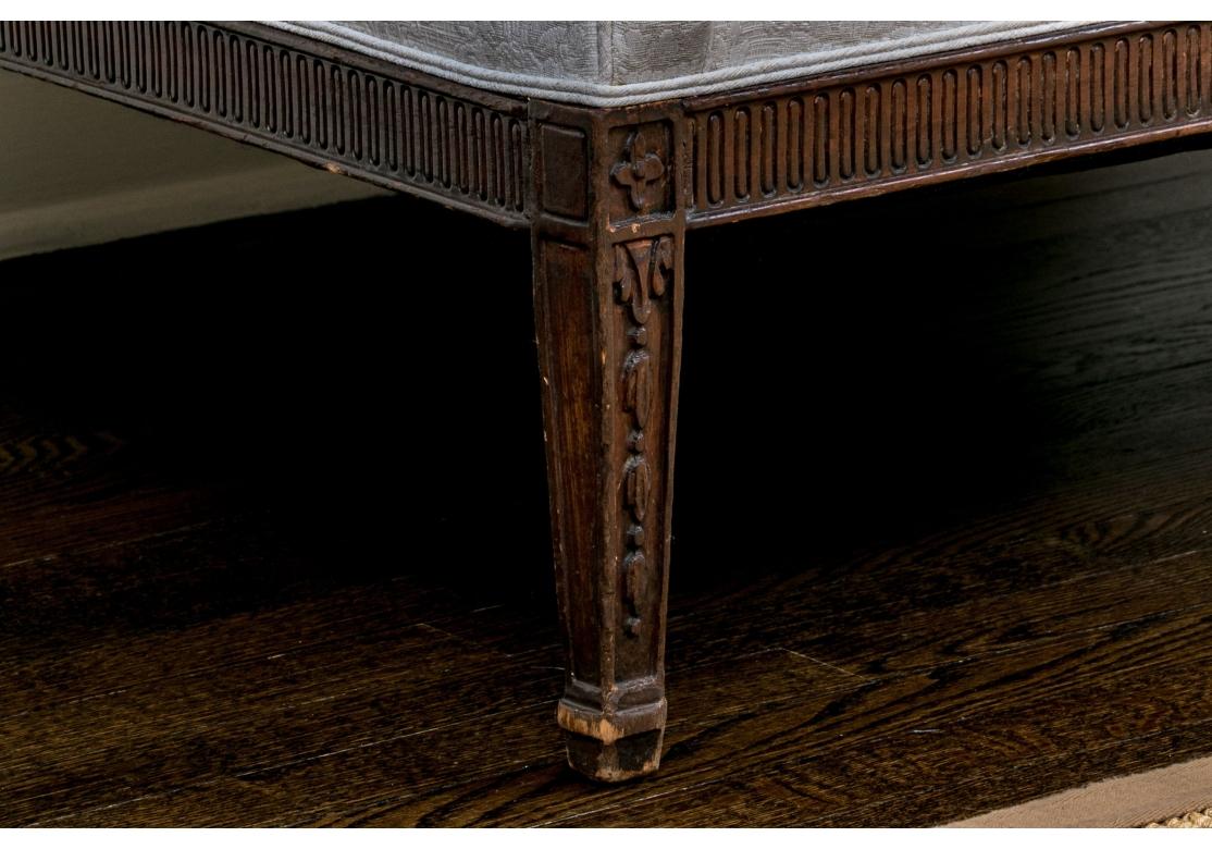Exceptionnelle banquette ancienne avec rembourrage personnalisé en vente 2
