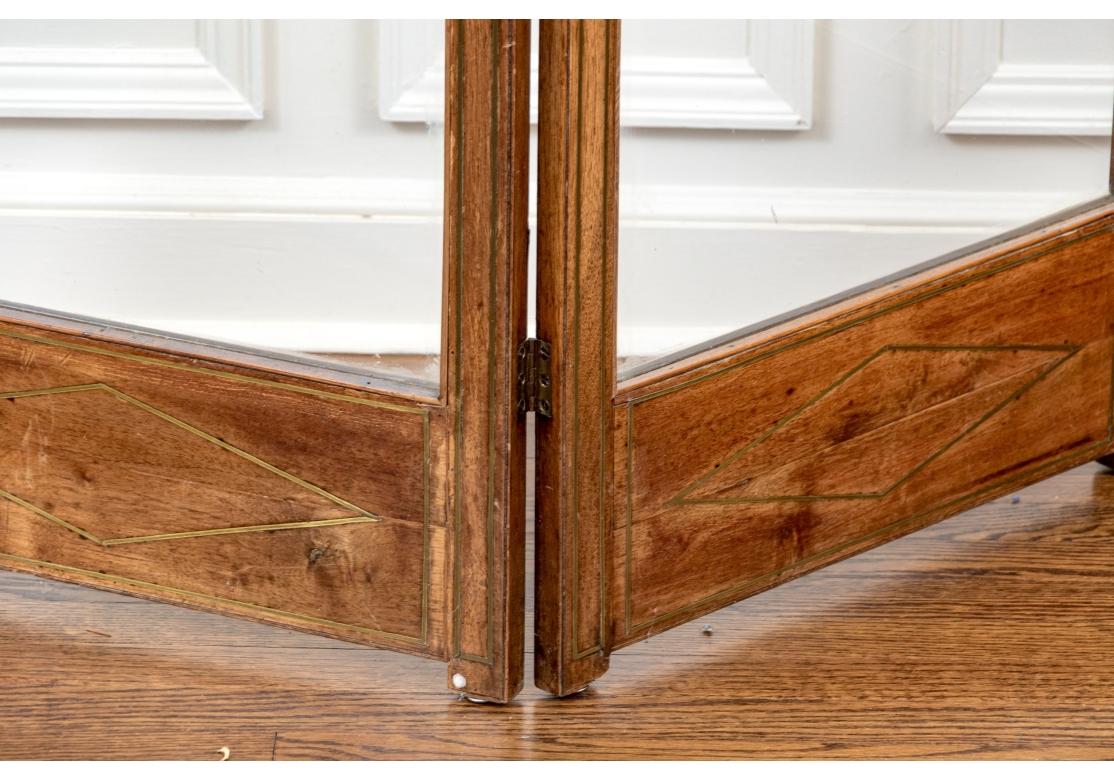 Eccezionale schermo divisorio a tre pannelli in mogano antico e ottone intarsiato in vendita 3