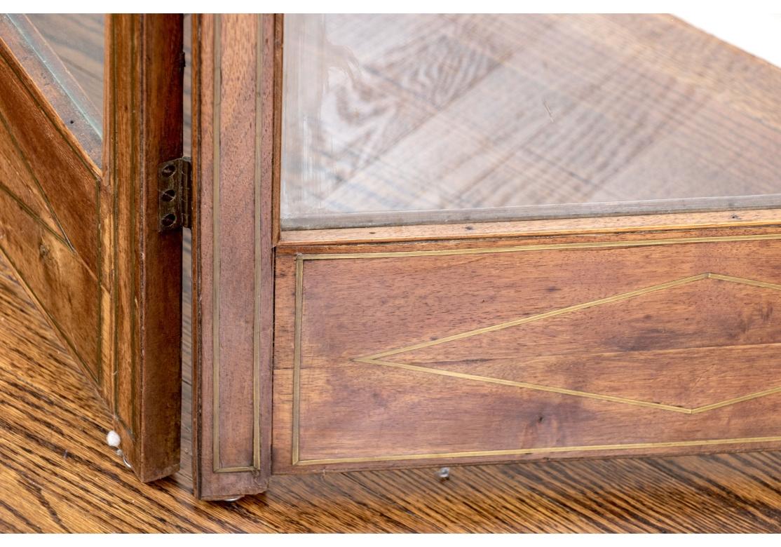 Eccezionale schermo divisorio a tre pannelli in mogano antico e ottone intarsiato in vendita 5