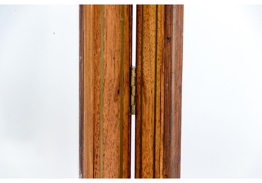 Eccezionale schermo divisorio a tre pannelli in mogano antico e ottone intarsiato in vendita 6